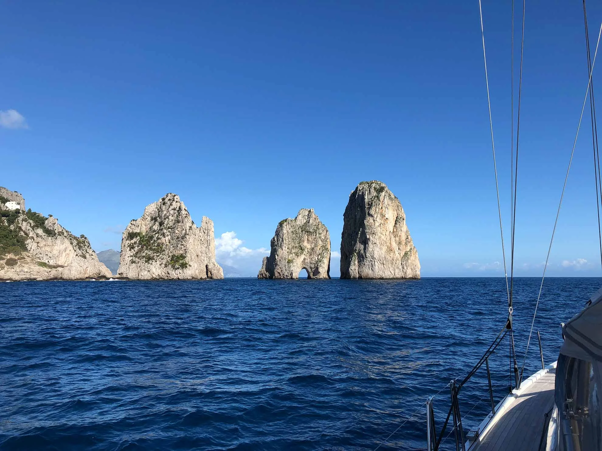 ... spitze Felsen aus Kalkstein, die im Süden Capris aus dem Meer emporragen.