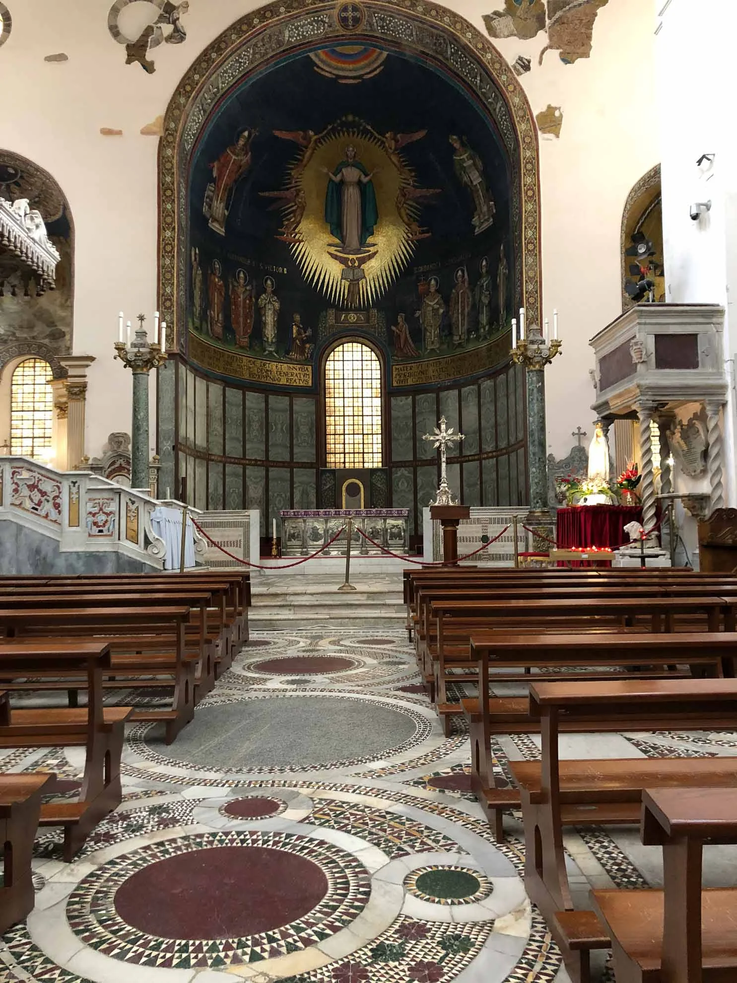 Ebenso wie üppig verzierte Kirchen.