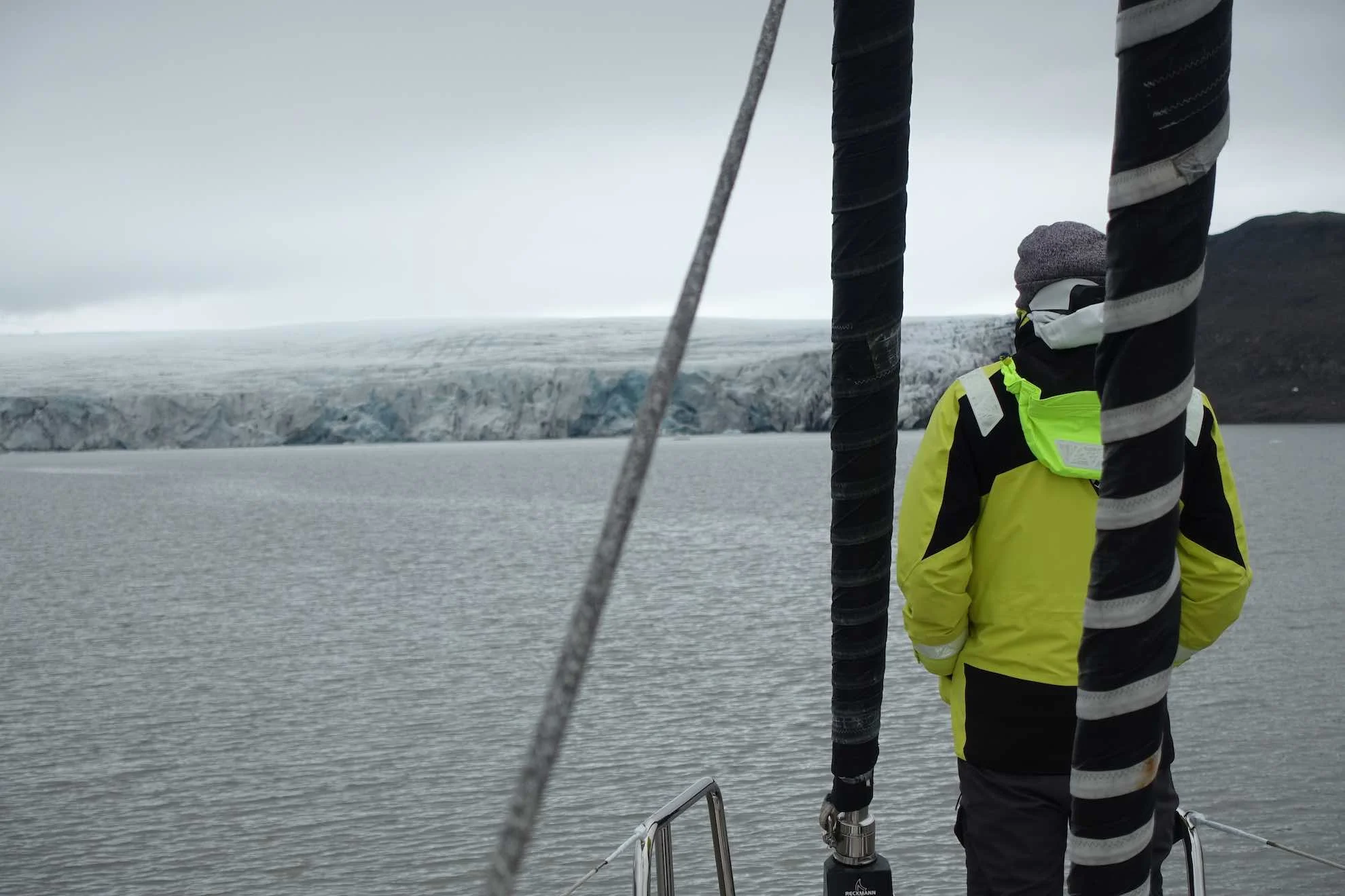 Mit dem Fernglas an der Eiskante