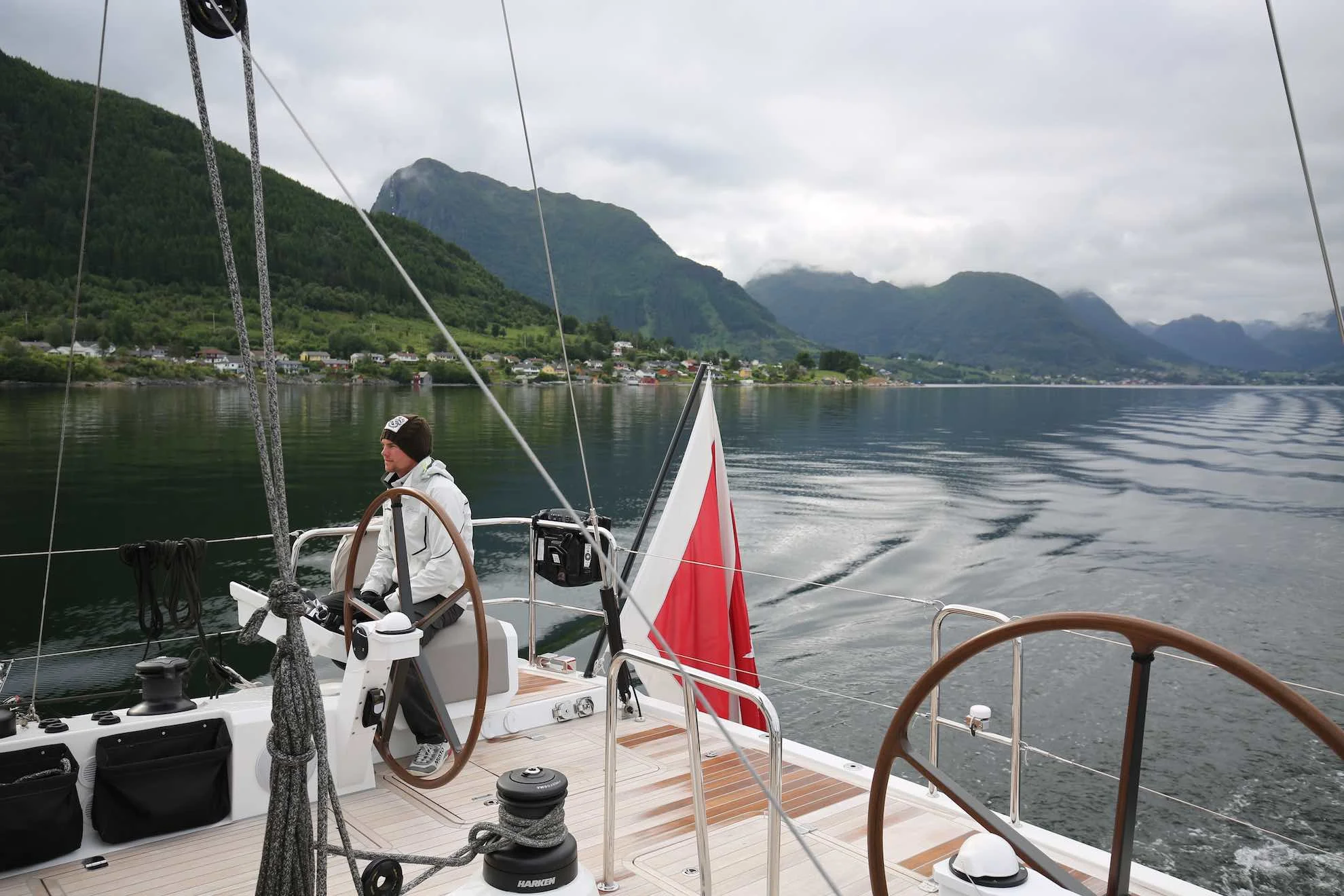 Es geht tief in den Hardangerfjord hinein.