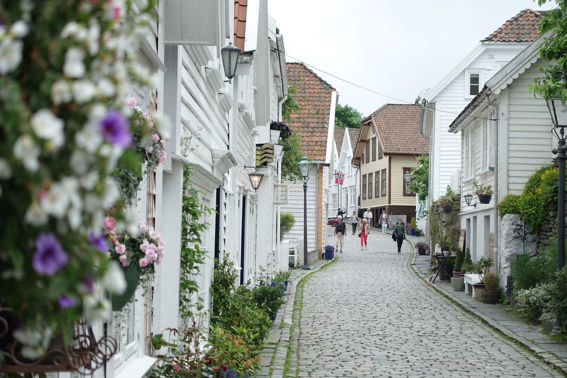 Helle Häuser in der Altstadt.