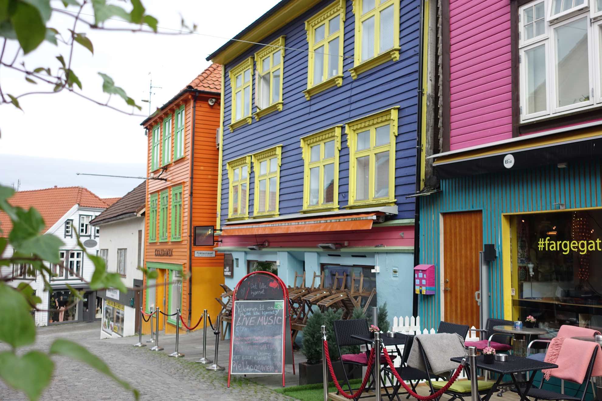 Knallbunte Häuser einige Straßen weiter.