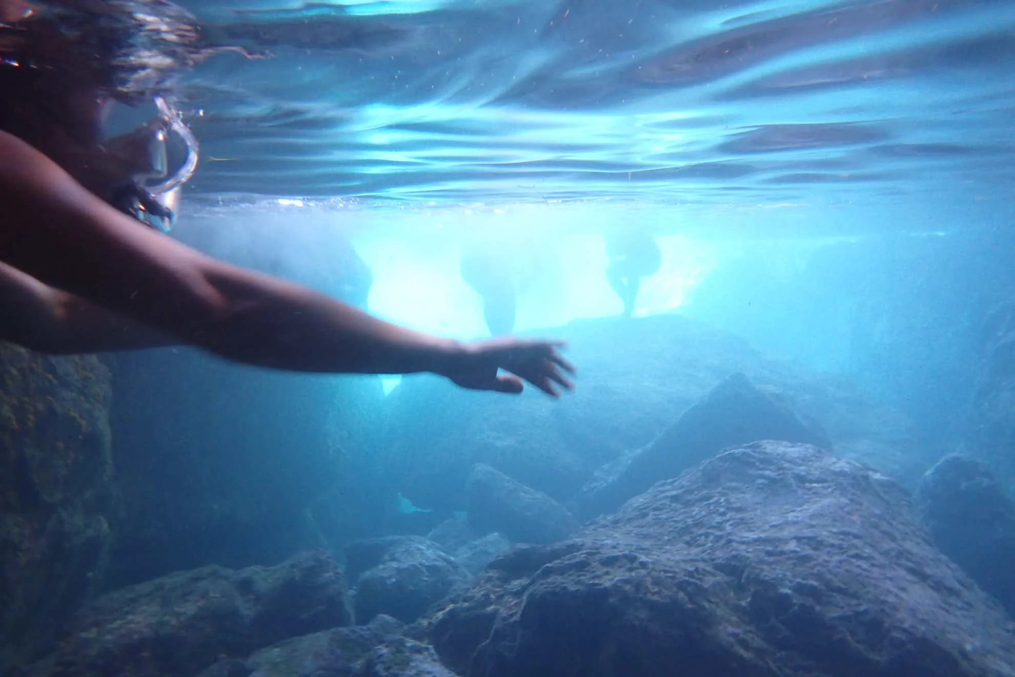 Badespass in der Natur – durch eine Höhle schnorcheln