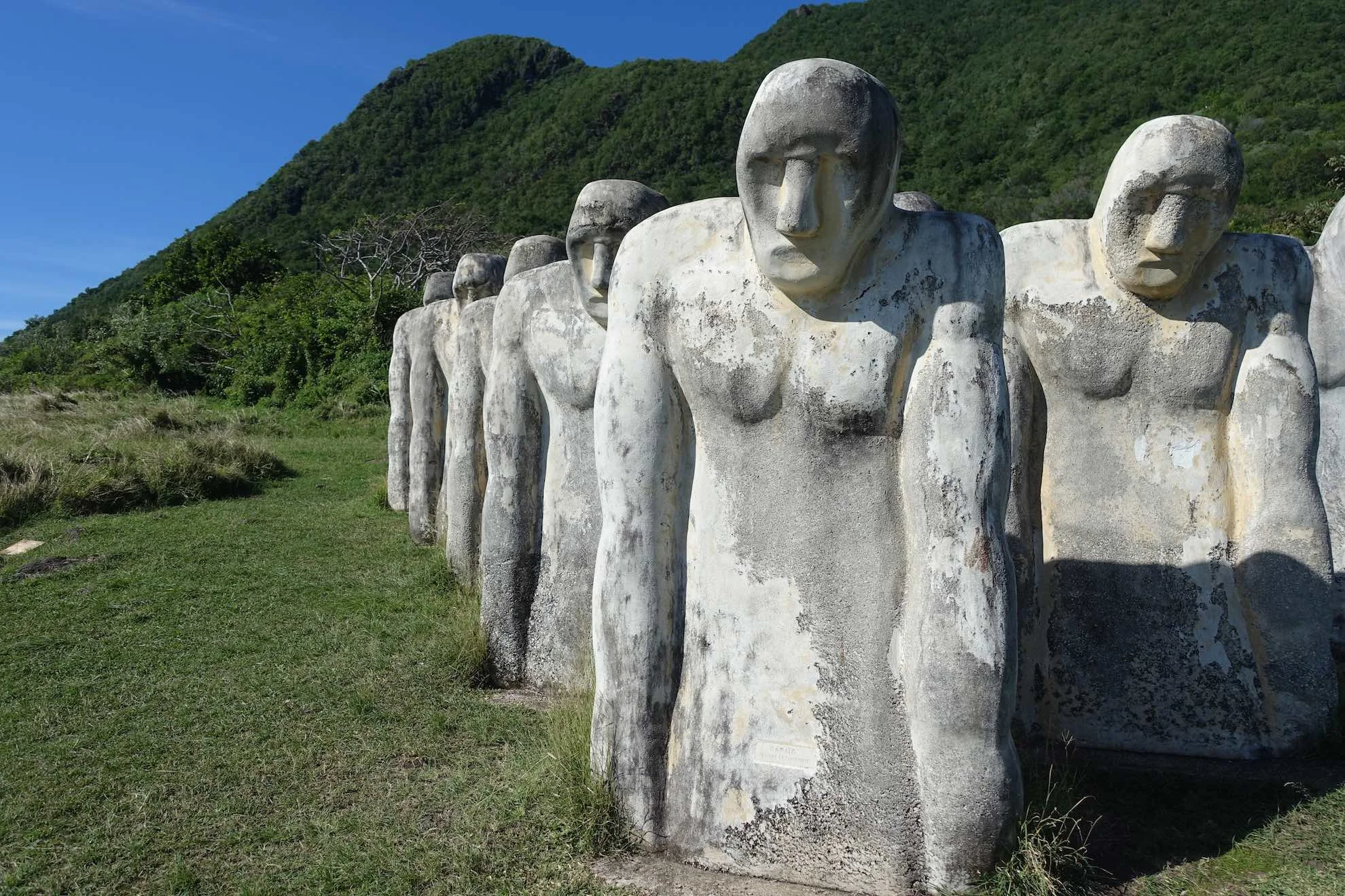 Ein Mahnmal erinnert an die schreckliche Zeit des Sklavenhandels.