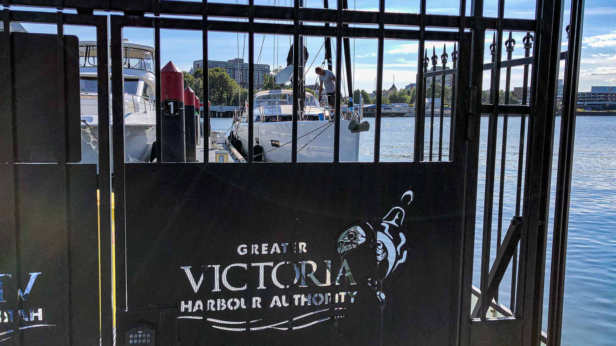 Wir laufen in Victoria Harbour ein