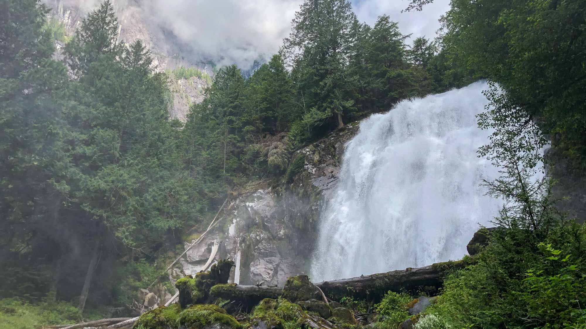 Der Wasserfall aus der Nähe