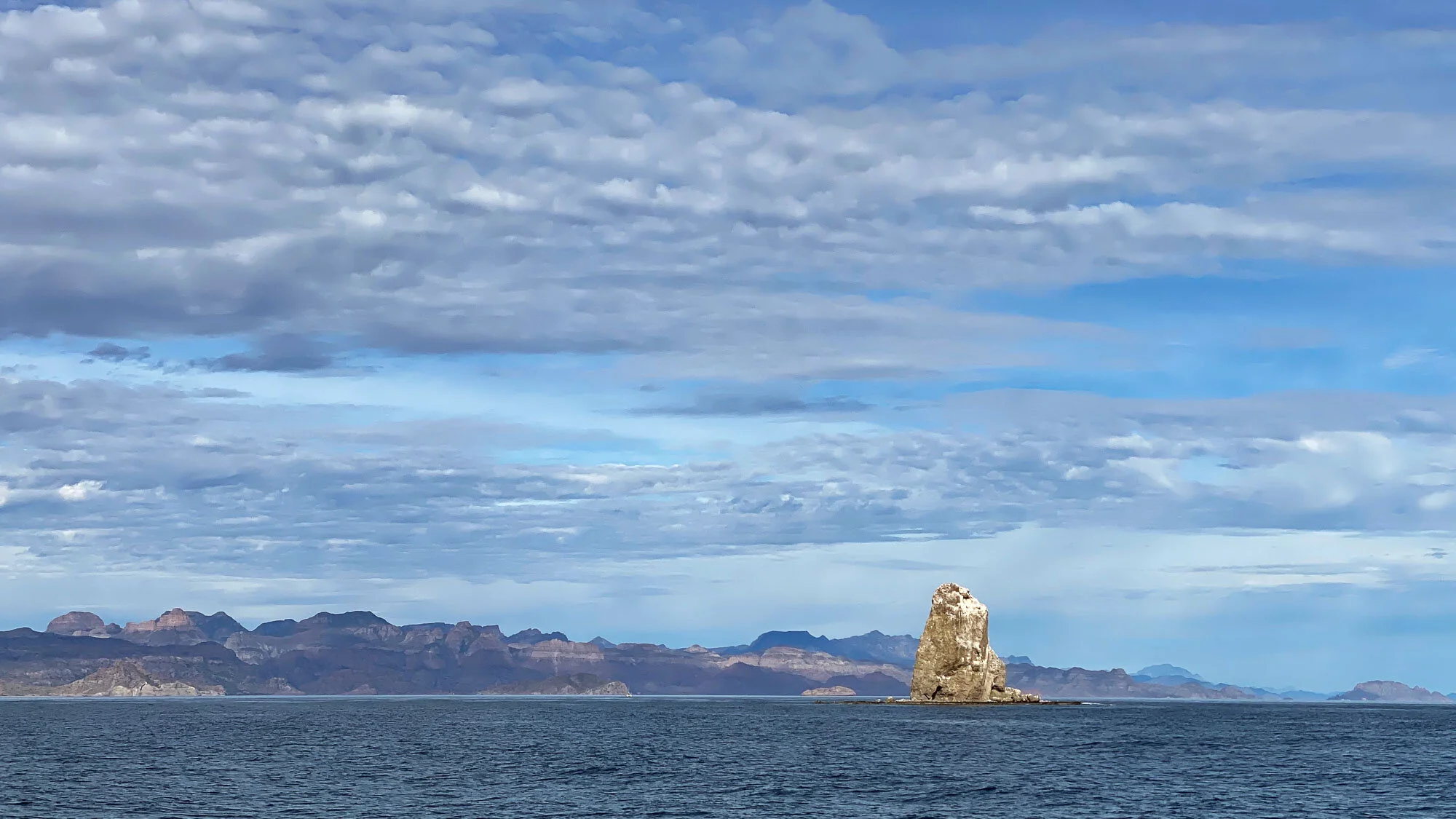 Entlang der schroffen Küste