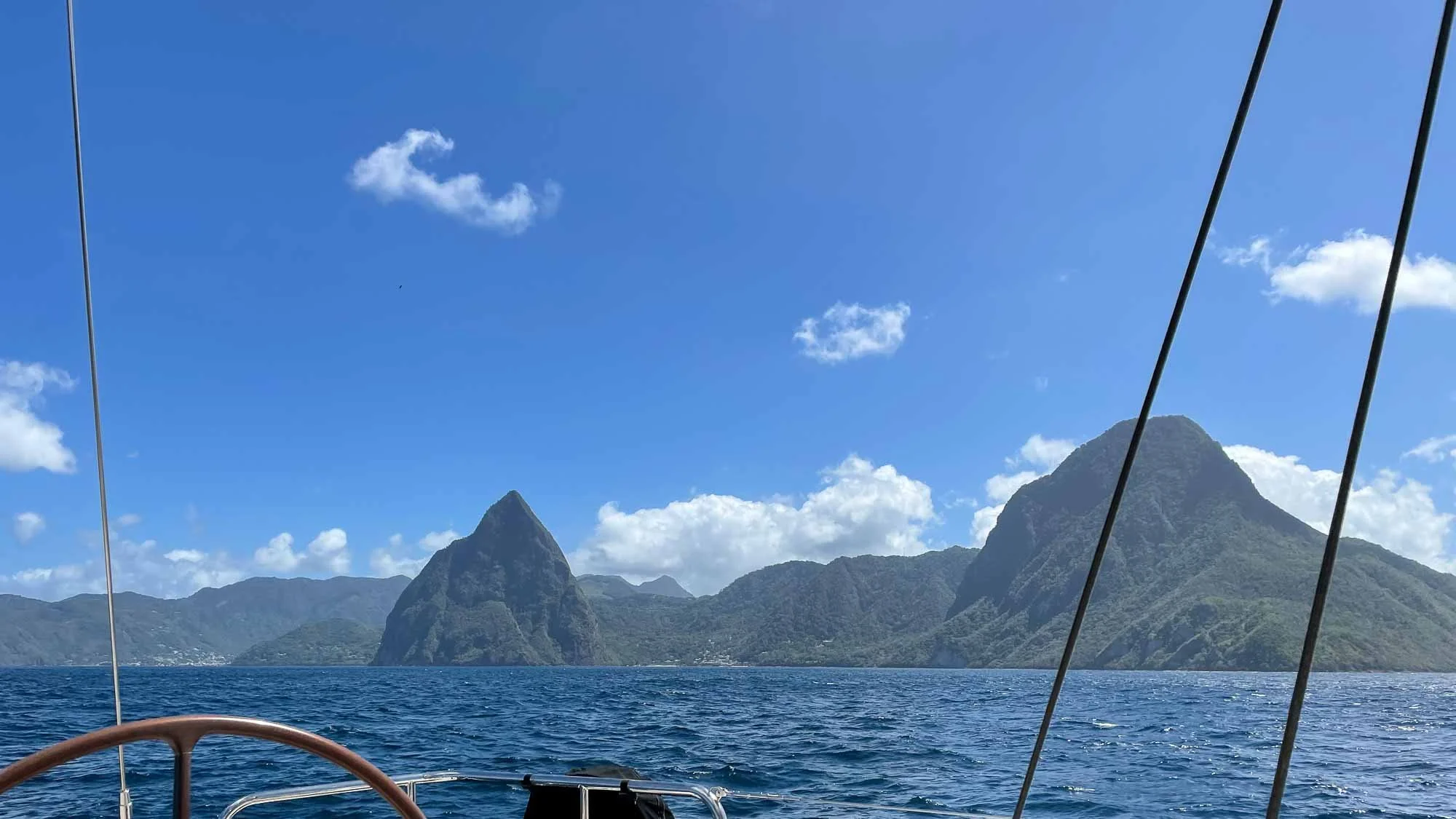 Vorbei an grünen Hügeln