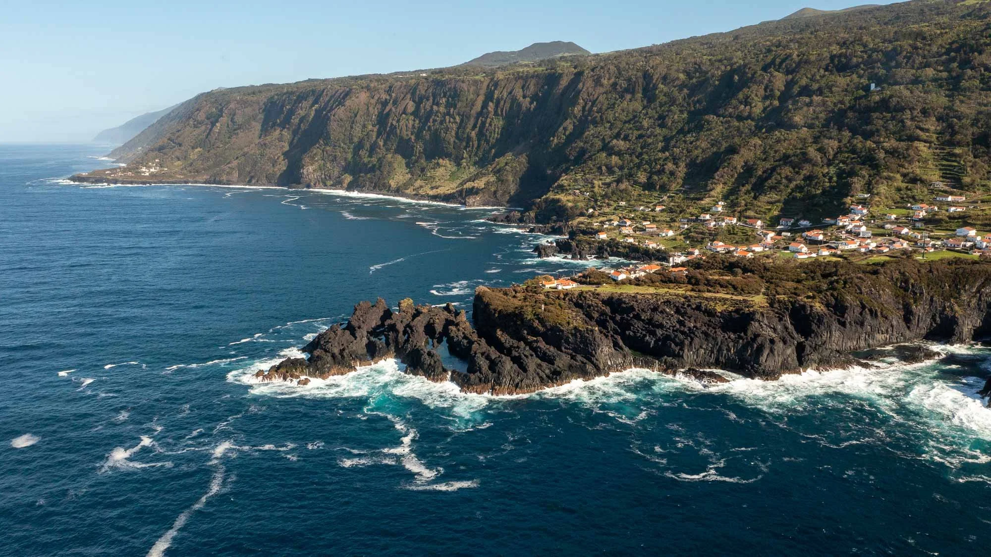 Raue Küste im wilden Meer