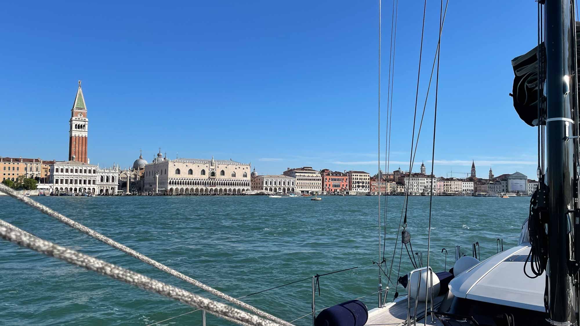 Mit Malaika fahren wir auf dem Canal Grande, unmittelbar vorbei an Markusdom und Dogenpalast