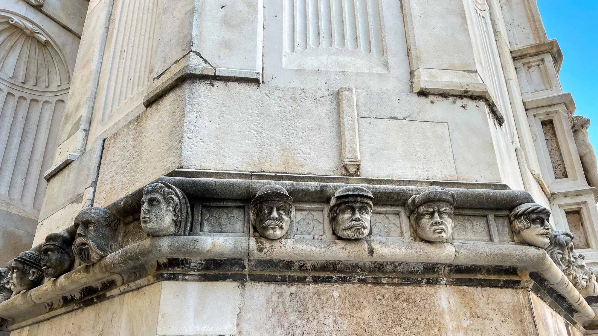 ... das ist Kathedrale des Heiligen Jakob aus dem 15. Jahrhundert, die mit 71 gemeißelten Köpfen verziert ist