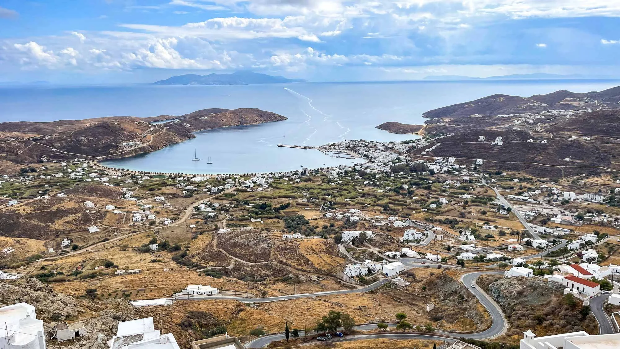 Blick über Insel, Bucht und Boot