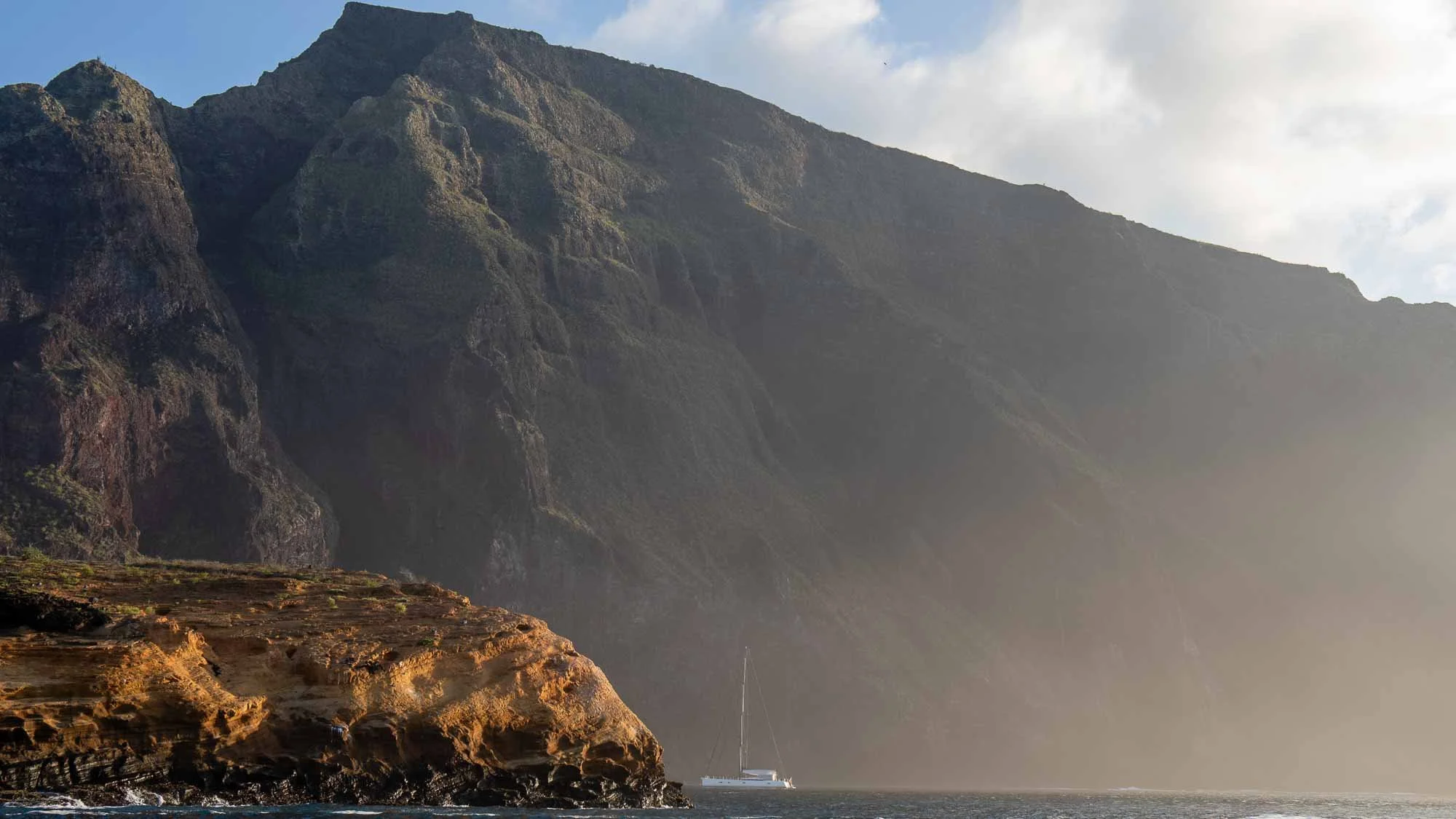 Malaika ankert vor dramatischer Kulisse