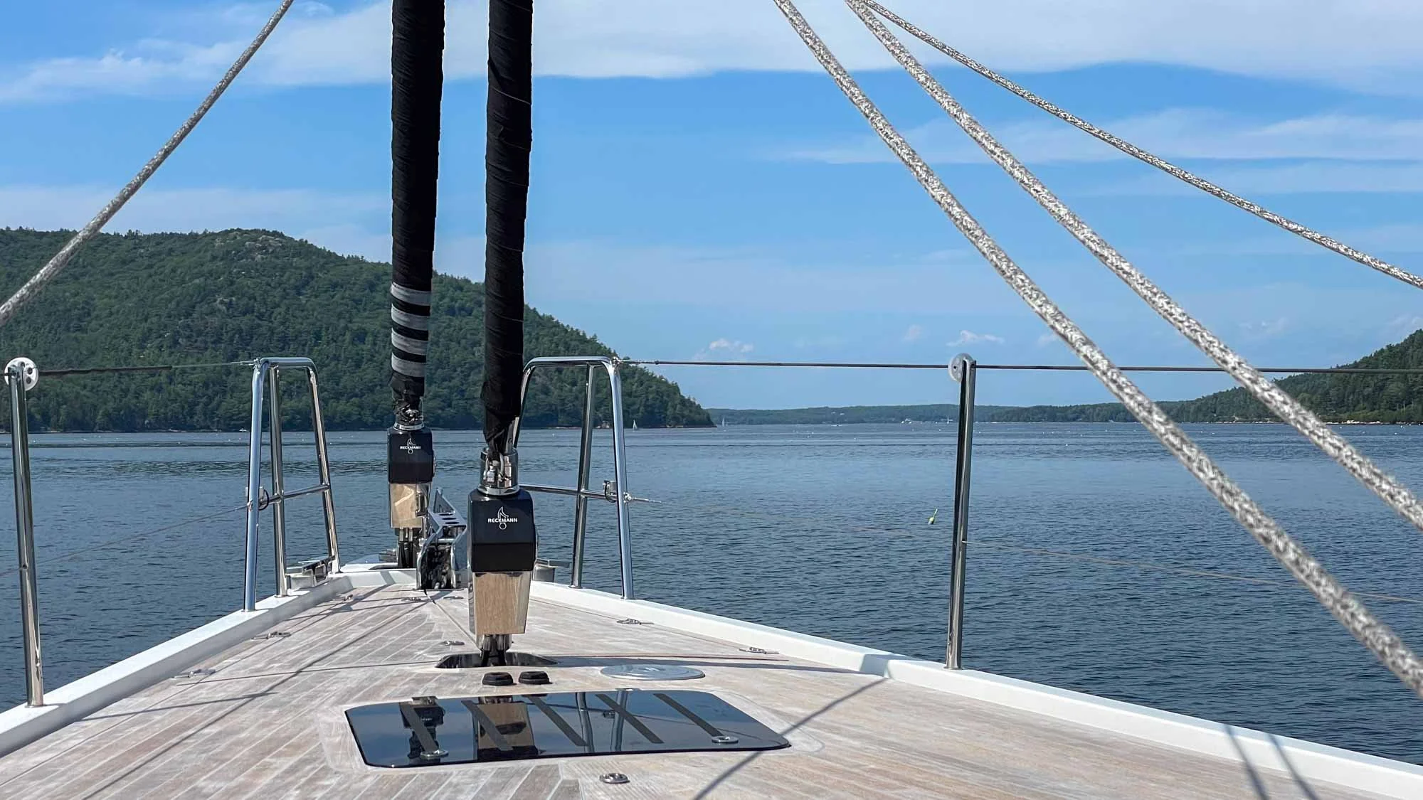 Ein grüner Küstenstreifen