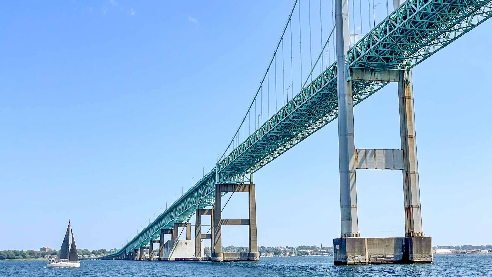 Wir unterqueren eine imposante Brücke