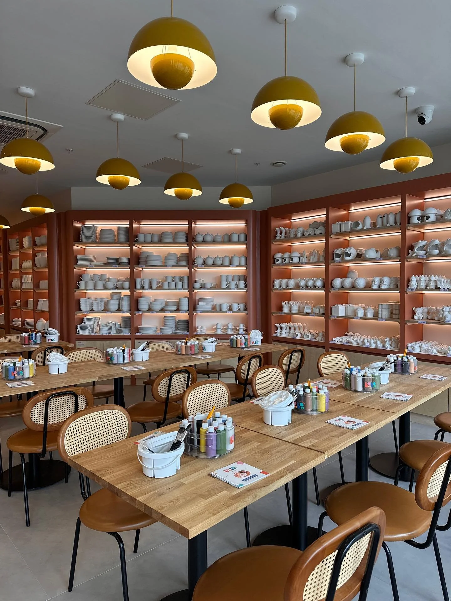 The newest @bonbonpotterylondon in Battersea is the hottest new spot for pottery enthusiast!π§πΌ‍π¨ One of our favourite deals of the year - we have loved watching this concept become a viral sensation! π₯ππΌ
#bonbon #pottery #battersea
