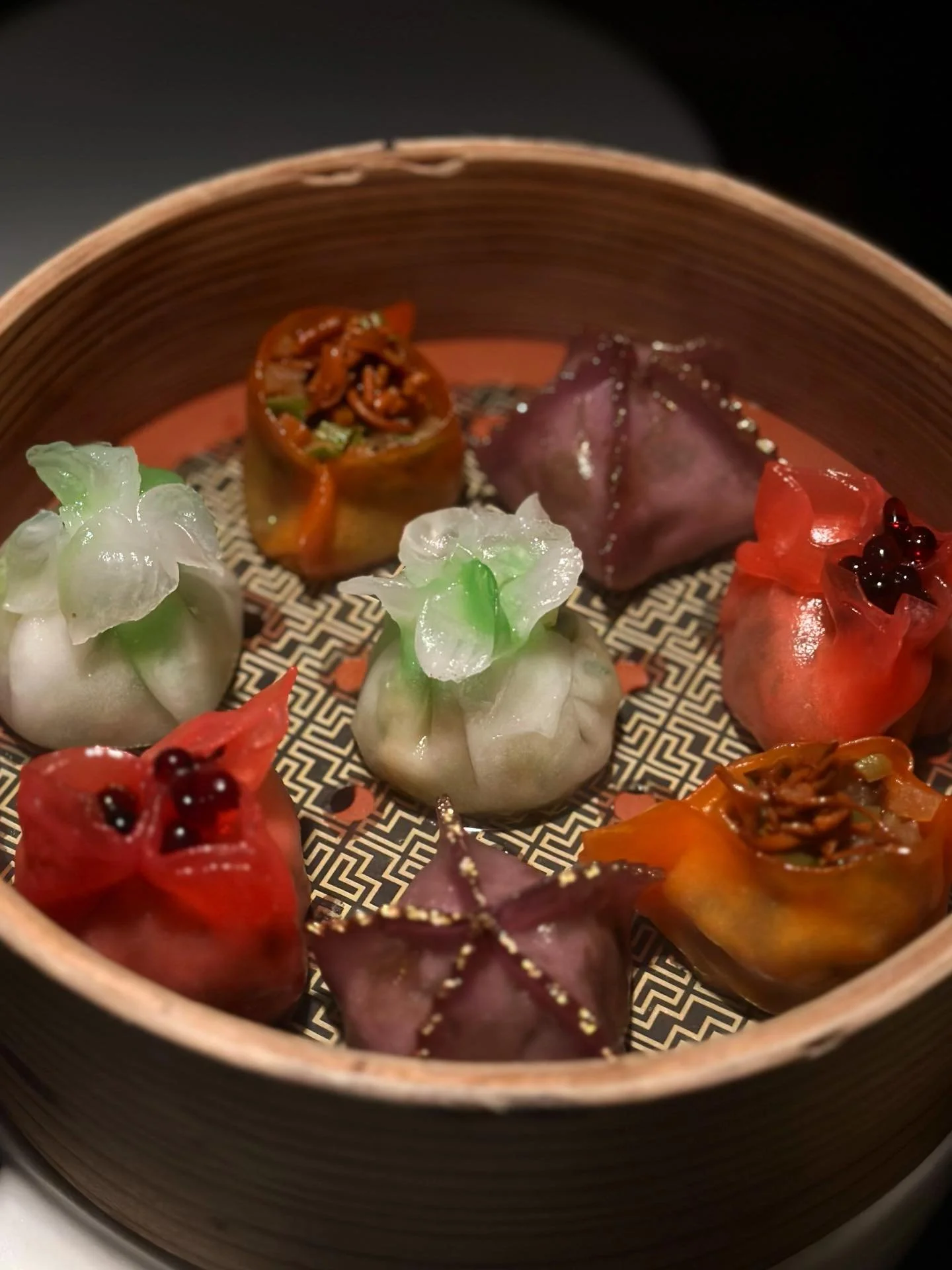 The most amazing DIM SUM! 🥟 Artistic baskets at @hakkasan 🥢✨

#dumplings #dimsum #dumpling #hakkasan #dumplinglove
