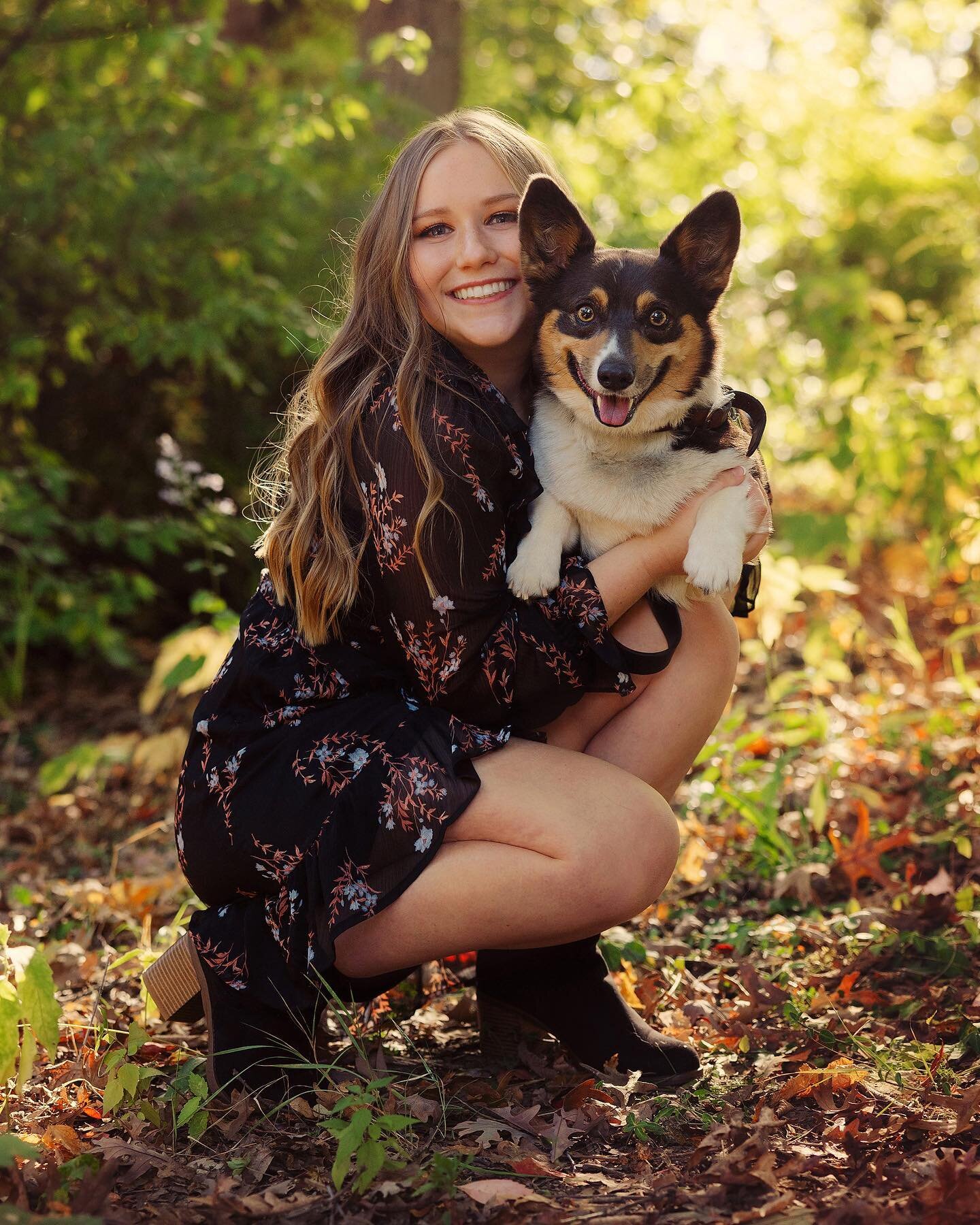 @rachel_ringgenberg - your dog is a model! Fun way to start your senior session! 💗