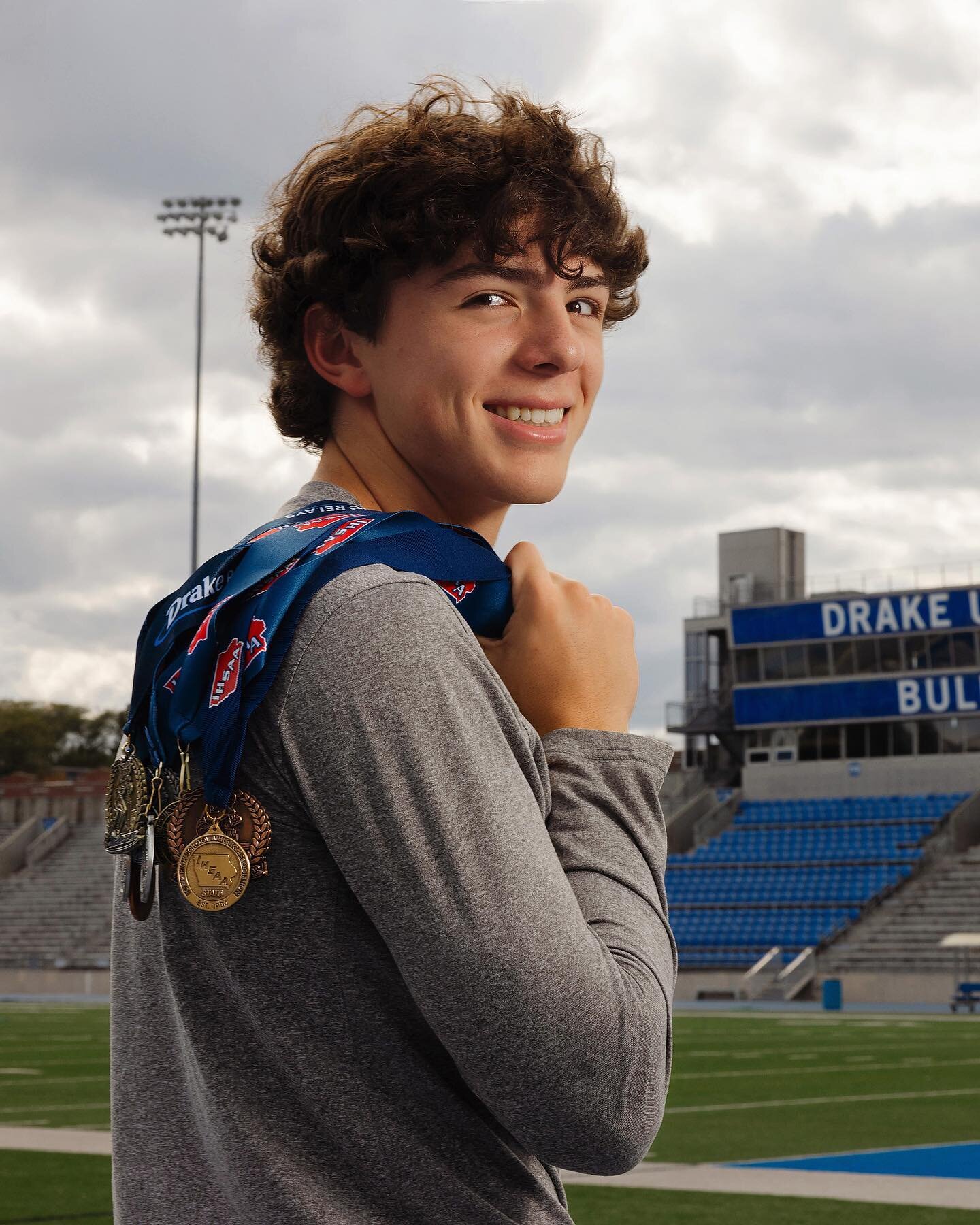 Feeling blue! 💙 @jackbeldo #seniorpics