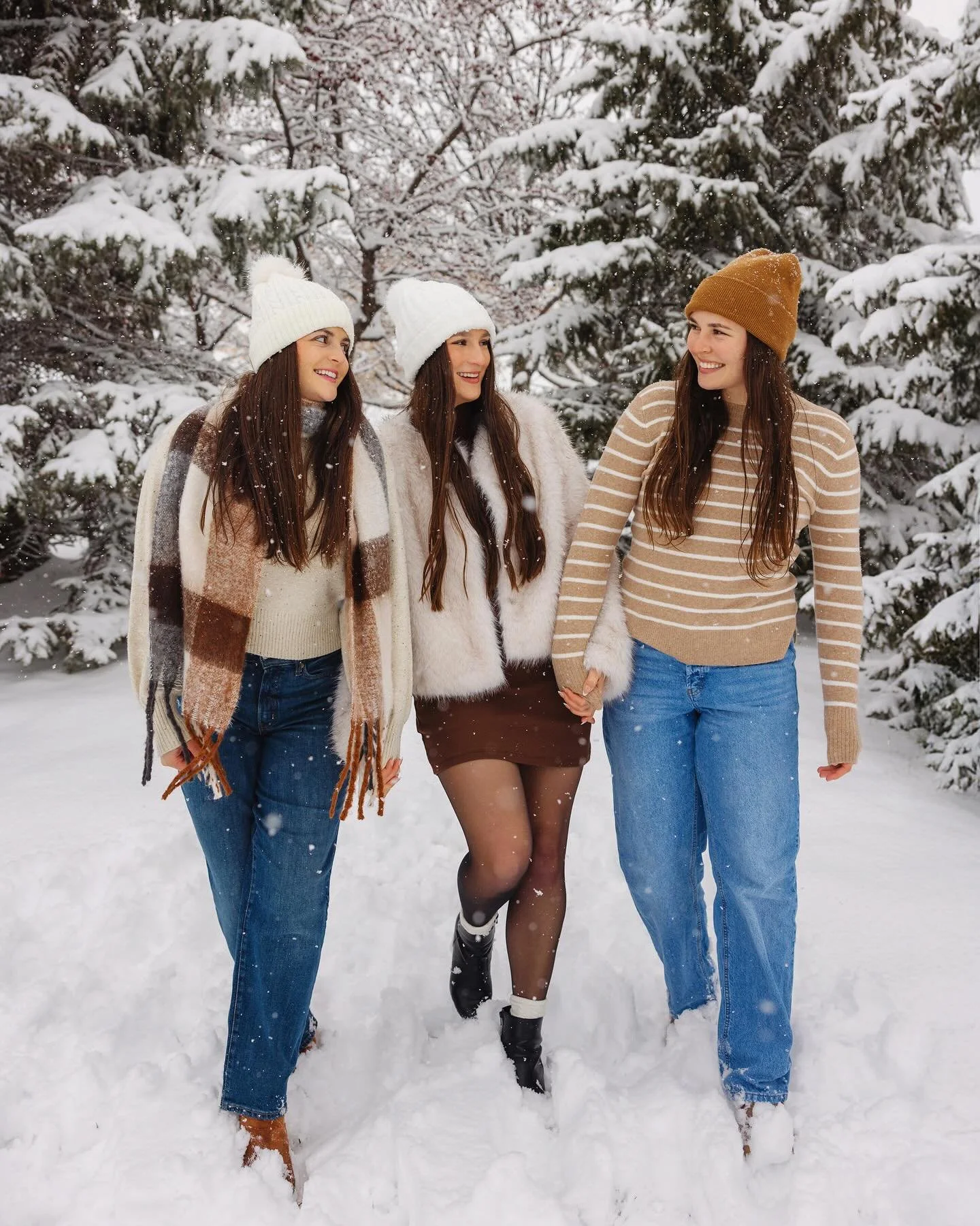 Love getting to reconnect with my past senior clients and take their family photos! What a perfect snowy day. Full of puppy adventures and snow ball fights! ❄️ Thanks Trachta family!