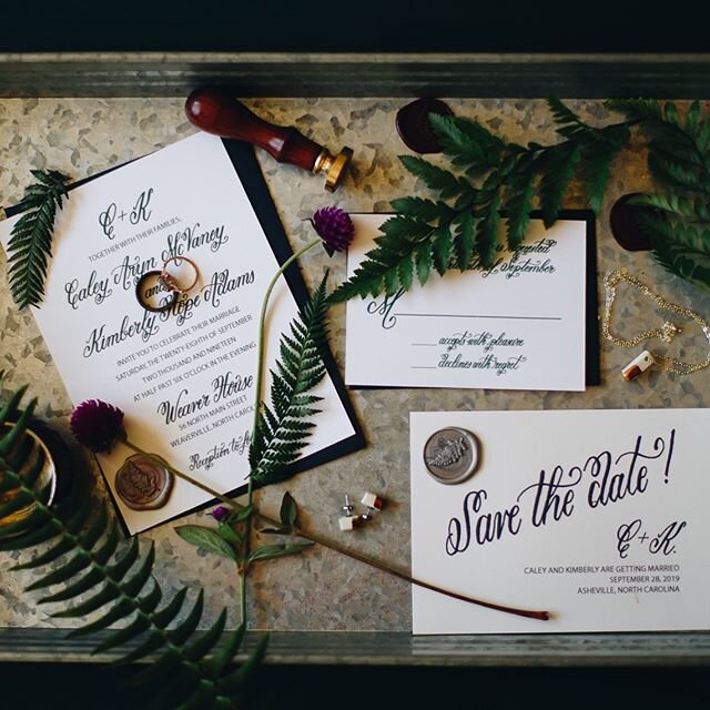 Flat Lay Friday 💁🏼&zwj;♀️
.
.
.
.
.
Photography: @sheilamraz.photography 
Venue: @weaverhouse_nc 
Jewelry: @robinleeessentials