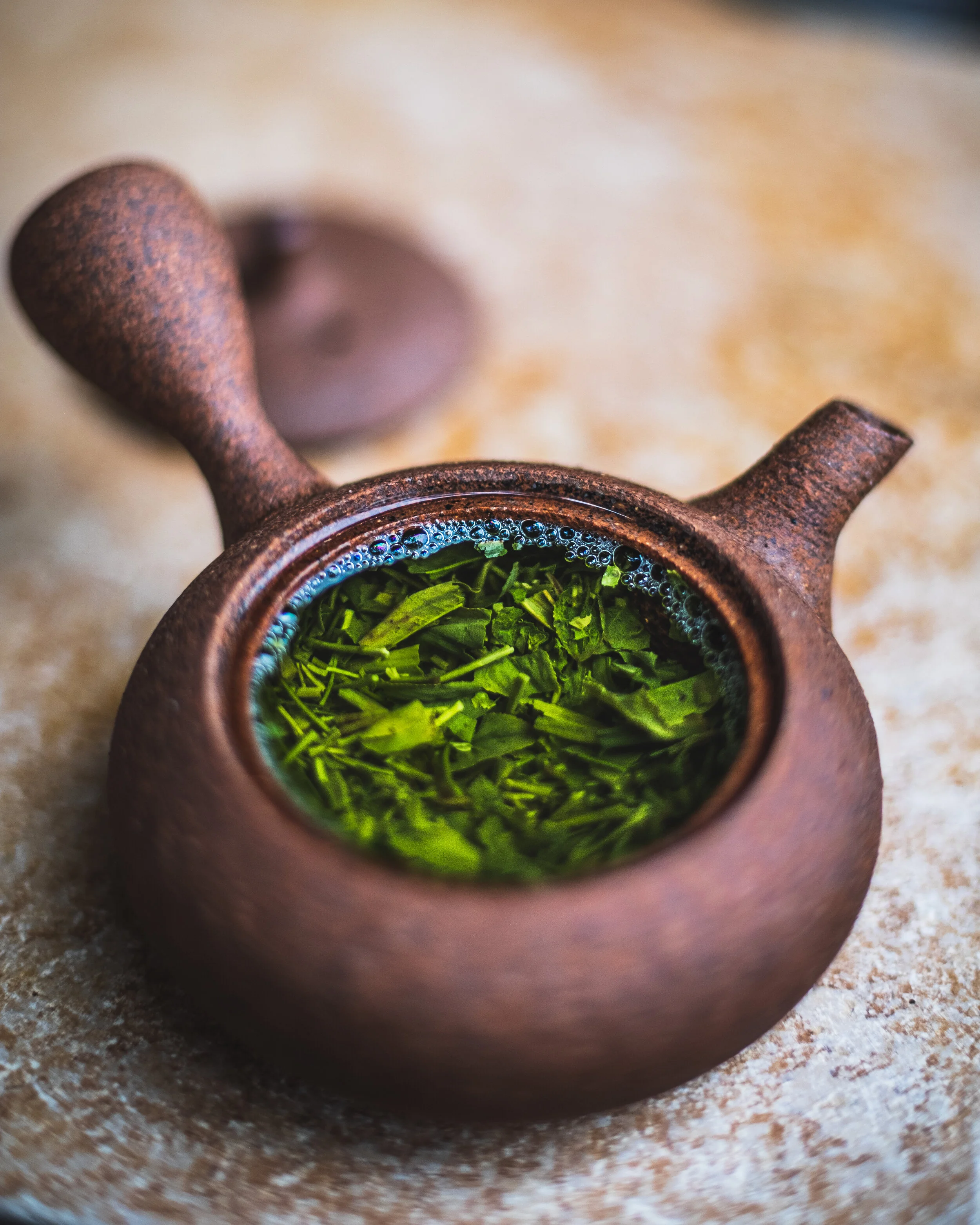 The water acts as magnification glass… this Sencha has lots of stems…