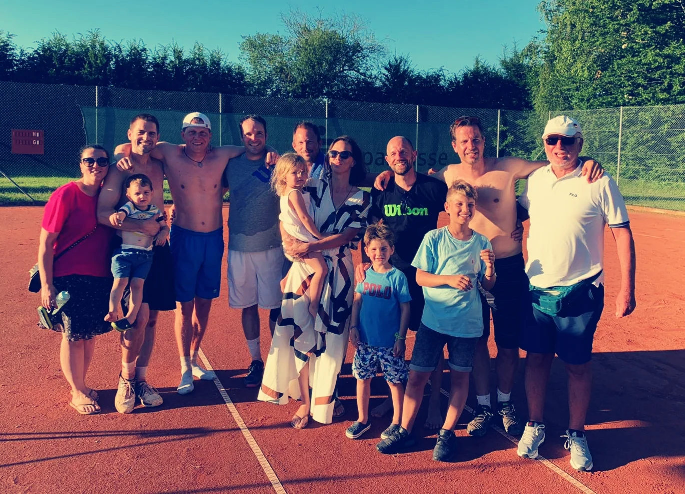 FSSV Herren 40 machen Aufstieg perfekt: Bei 37 Grad gab es nach dem heißen Match was zu feiern und die Fans stürmten den Platz.