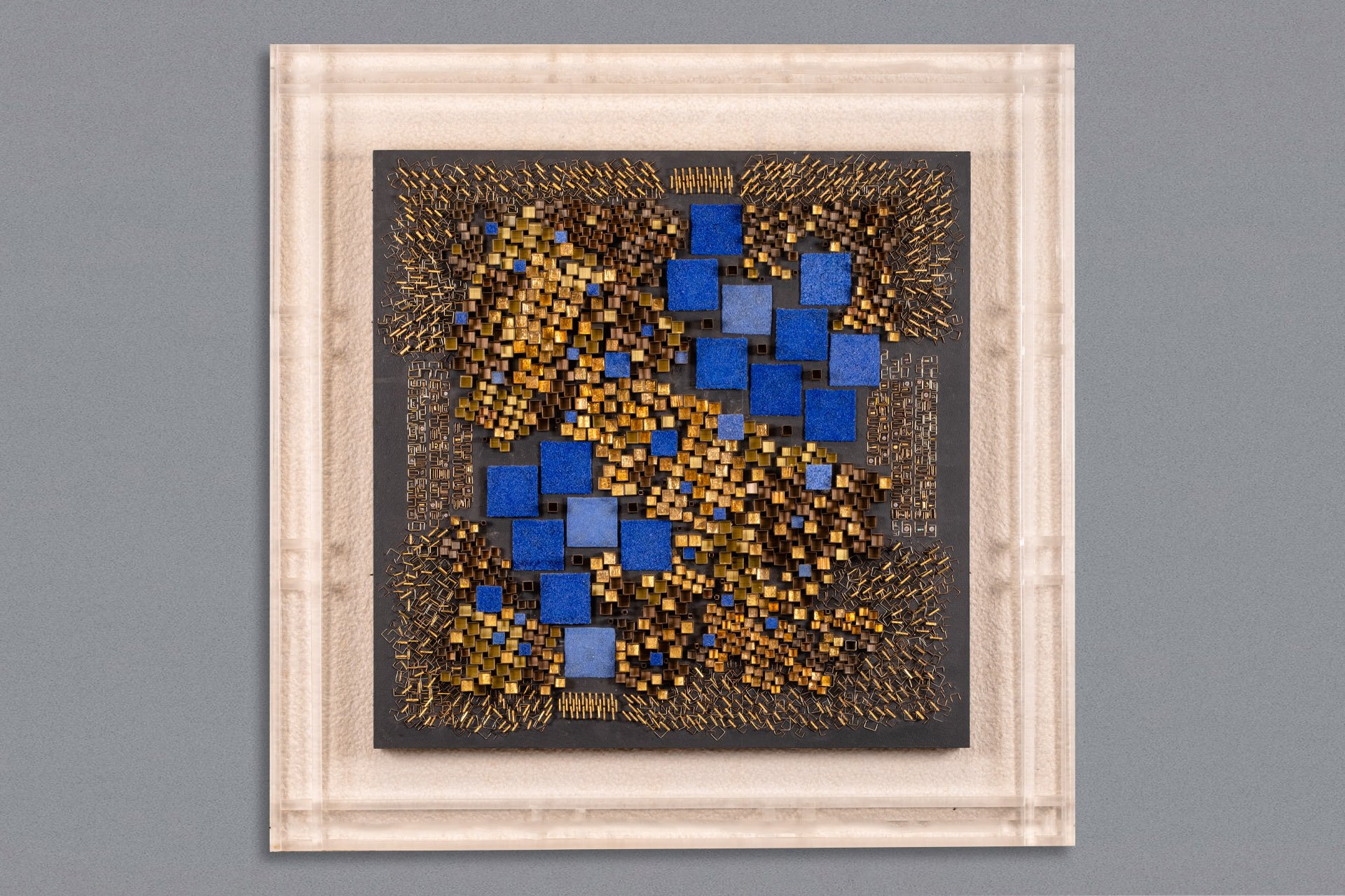 LA VALSE DU CARRÉ/ WALTZ OF THE SQUARE, 2019 AGRAPHES ET VERRE DE RECYCLAGE FUSIONNÉ / STAPLES AND FUSED RECYCLED GLASS 80 cm x 80 cm