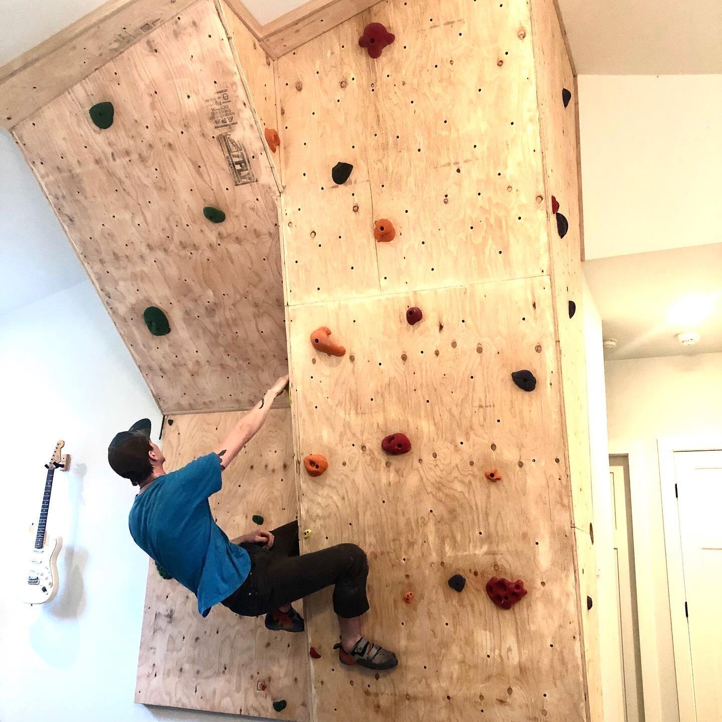 Indoor climbing wall

#climbing #homeclimbinggym #homerenovation #carpentry #woodworking