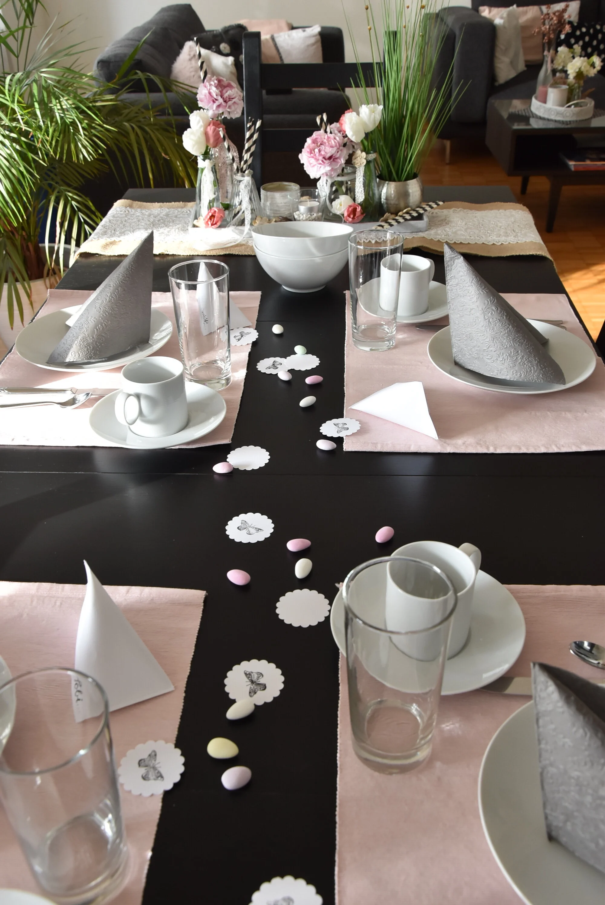 A Table for Guests - Ein Tisch für Gäste