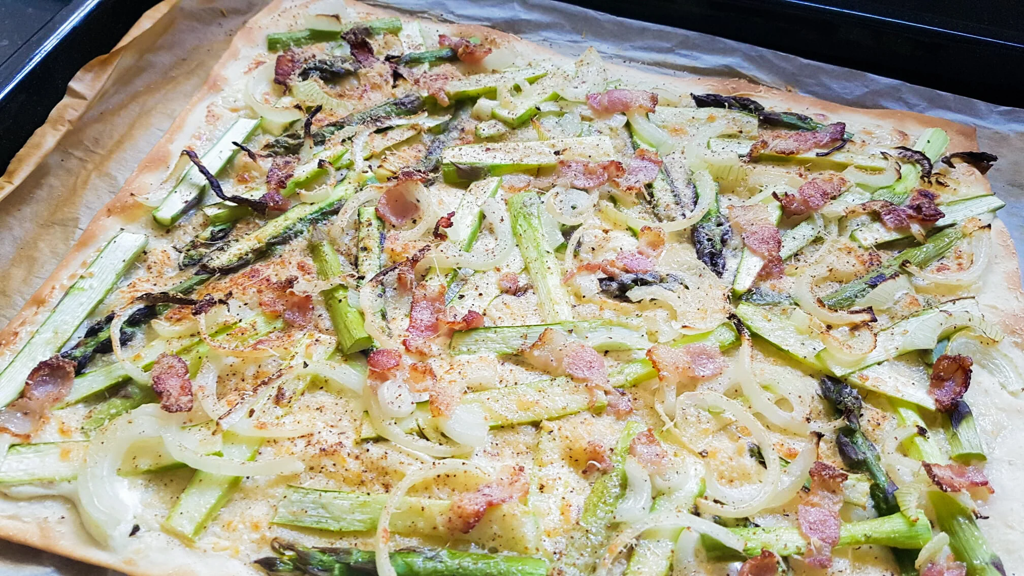 Asparagus Flammkuchen - Spargelflammkuchen