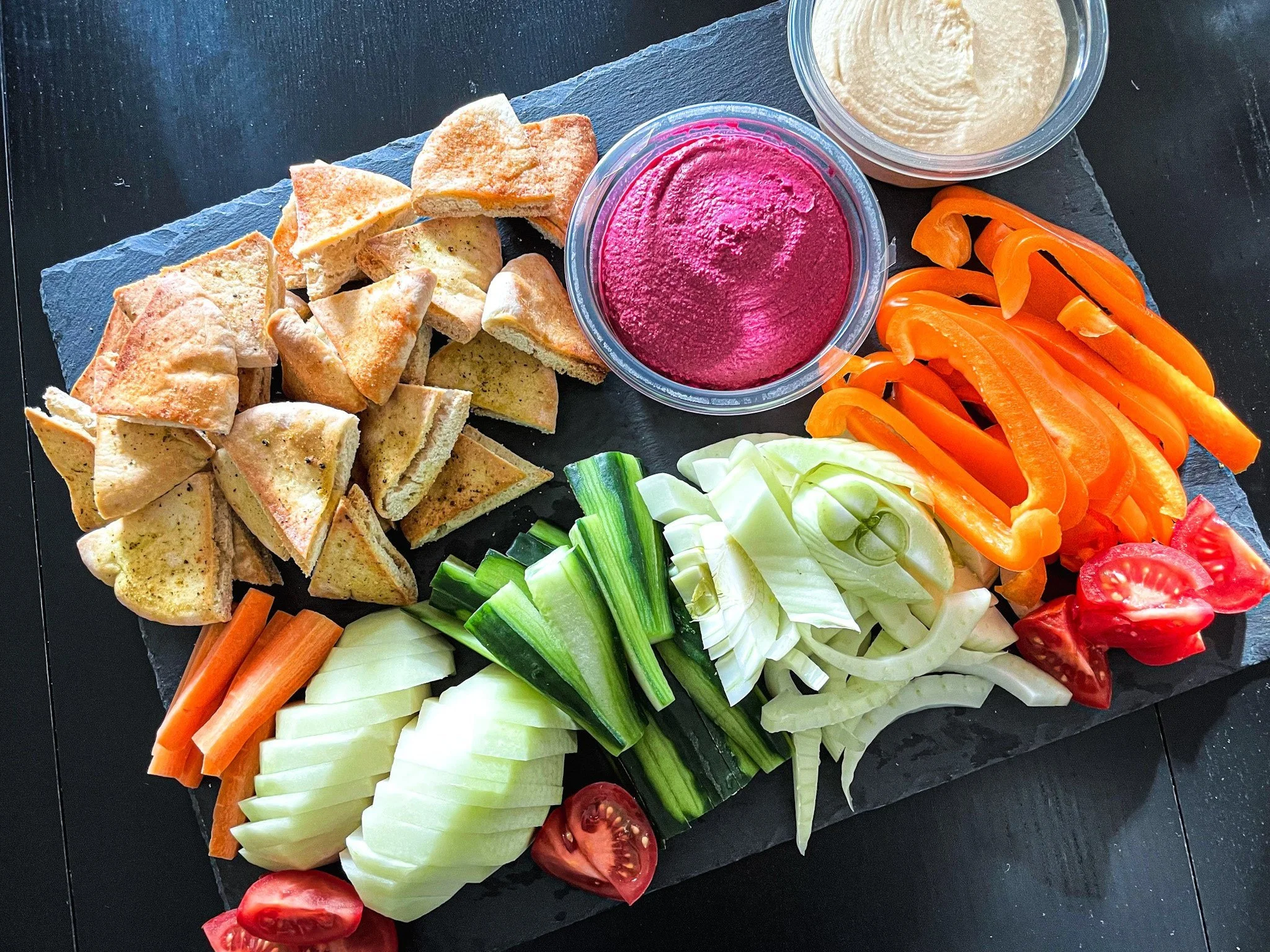 Gemüse Snack Board mit Pitabrot