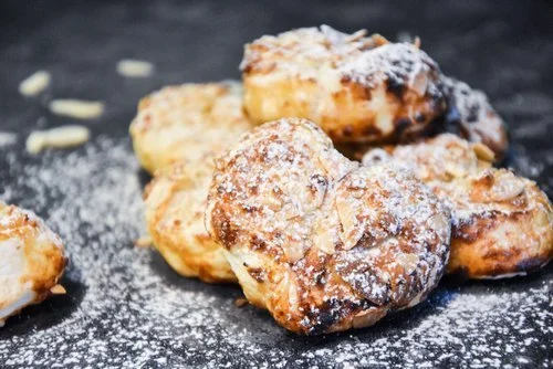 Blätterteigherzen mit Mandelfüllung