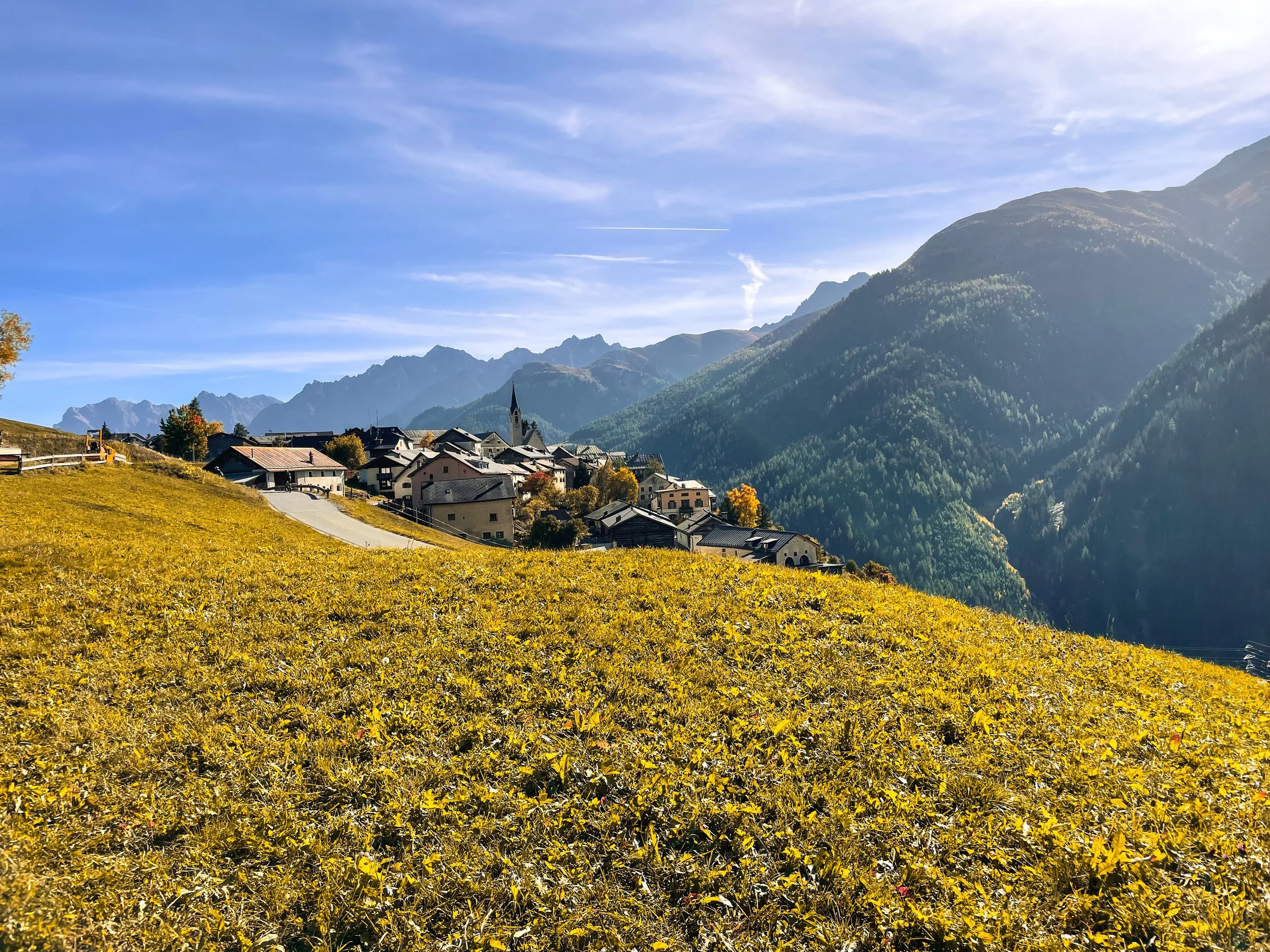 Herbsttag im Engadin: Guarda Entdecken