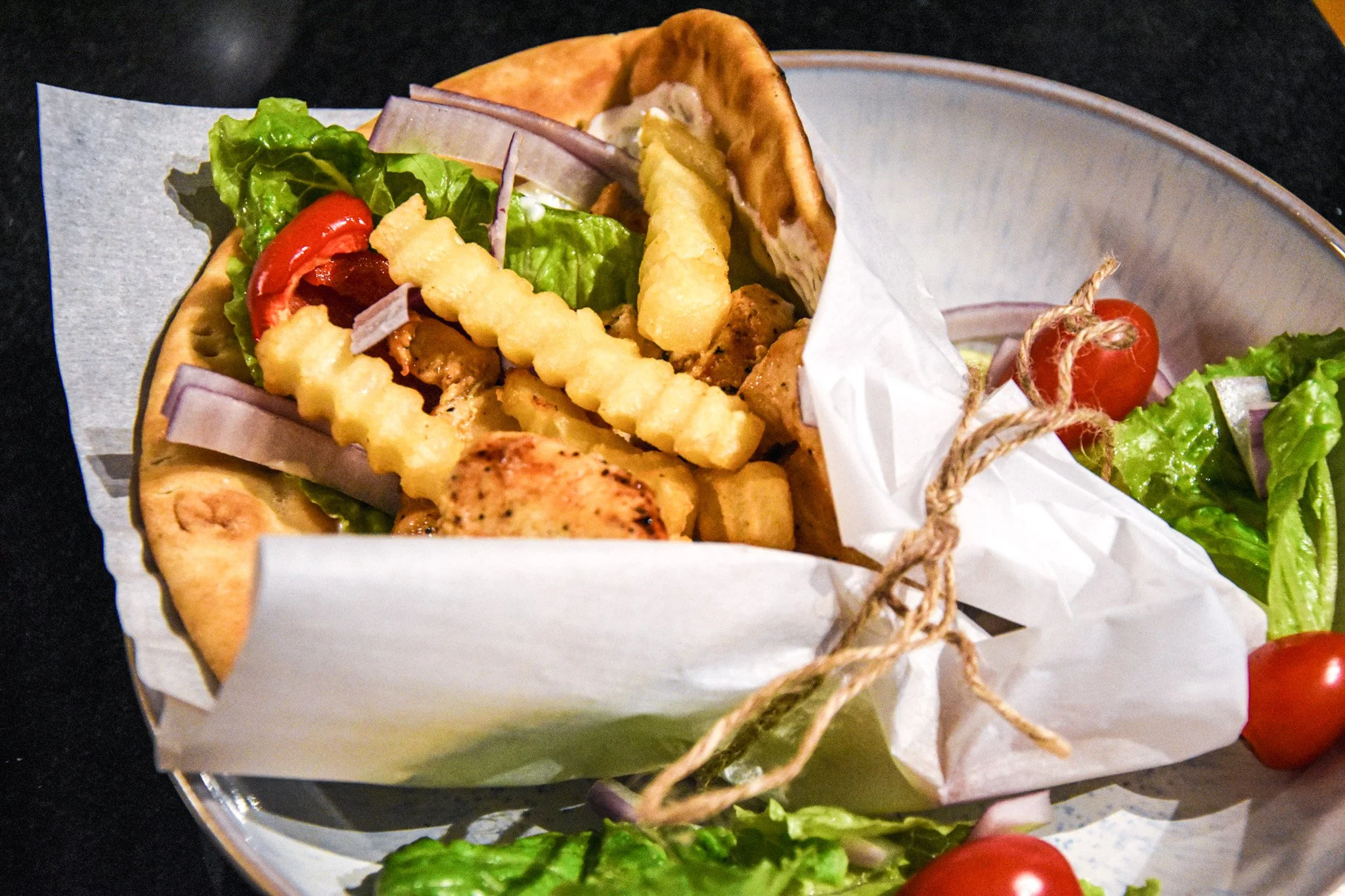 Gefülltes, sommerliches Naan mit Poulet und gegrillter Peperoni