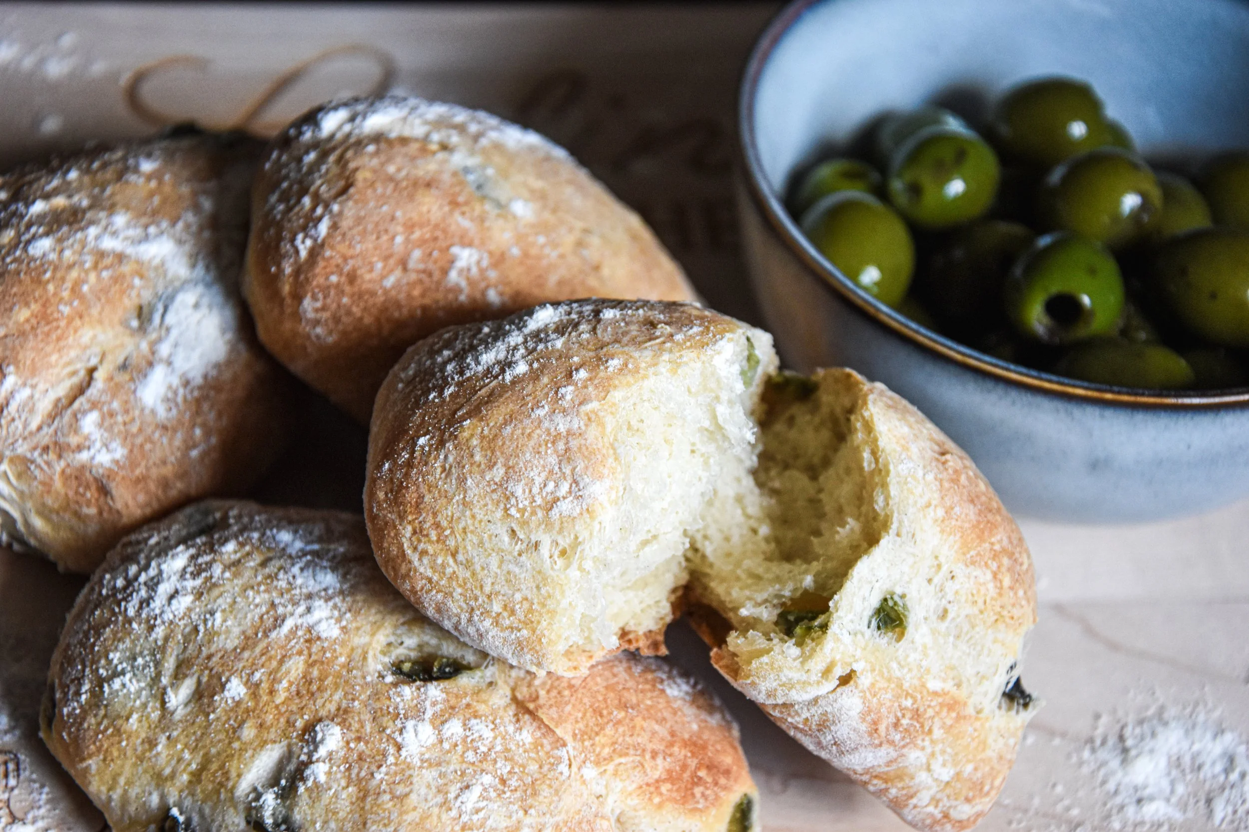 Knusprige Sandwichbrötchen mit Oliven
