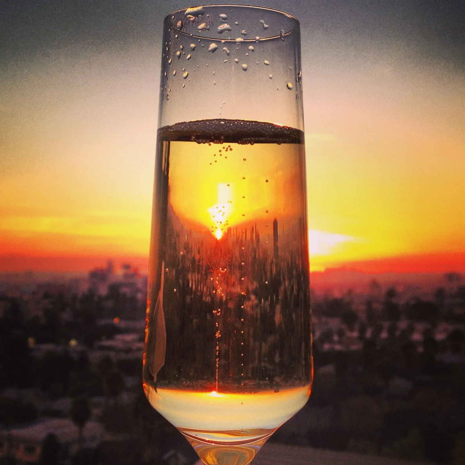5 Reasons to Enjoy a Glass of Bubbly