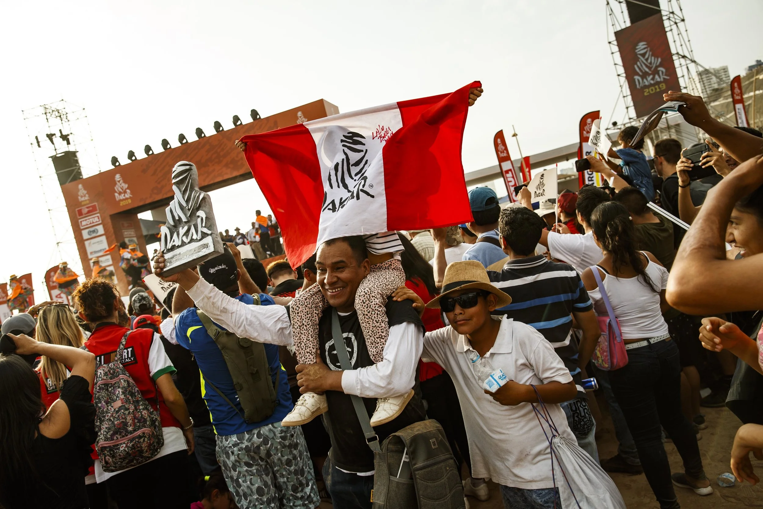 A few enthusiastic Peruvian fans, proud to have the Dakar 2019 rally hosted entirely in their home country.