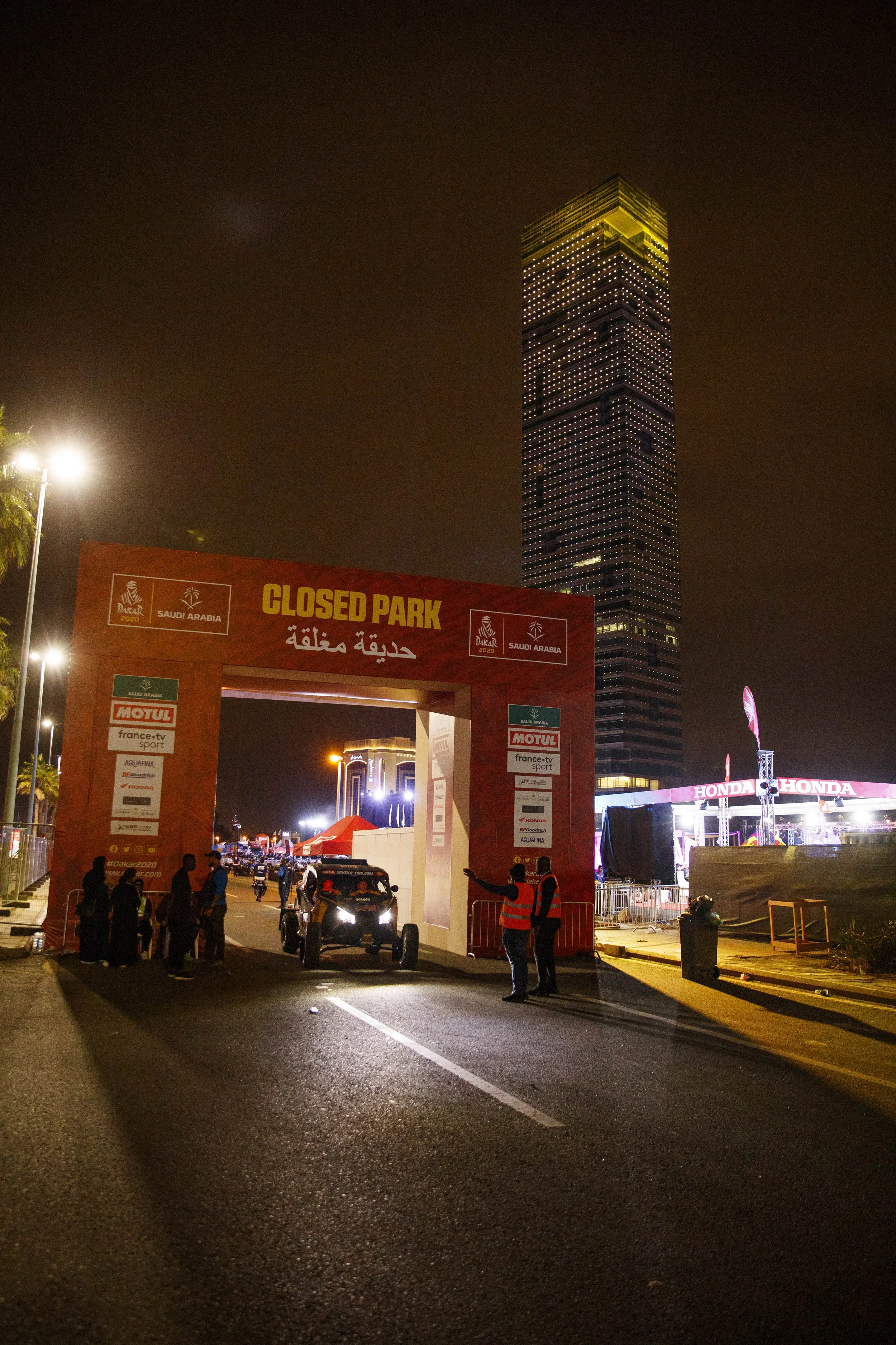 1_4_CaseyCurrie_Dakar2020_Podium_JeddahSaudiArabia_FullSize_004.jpg