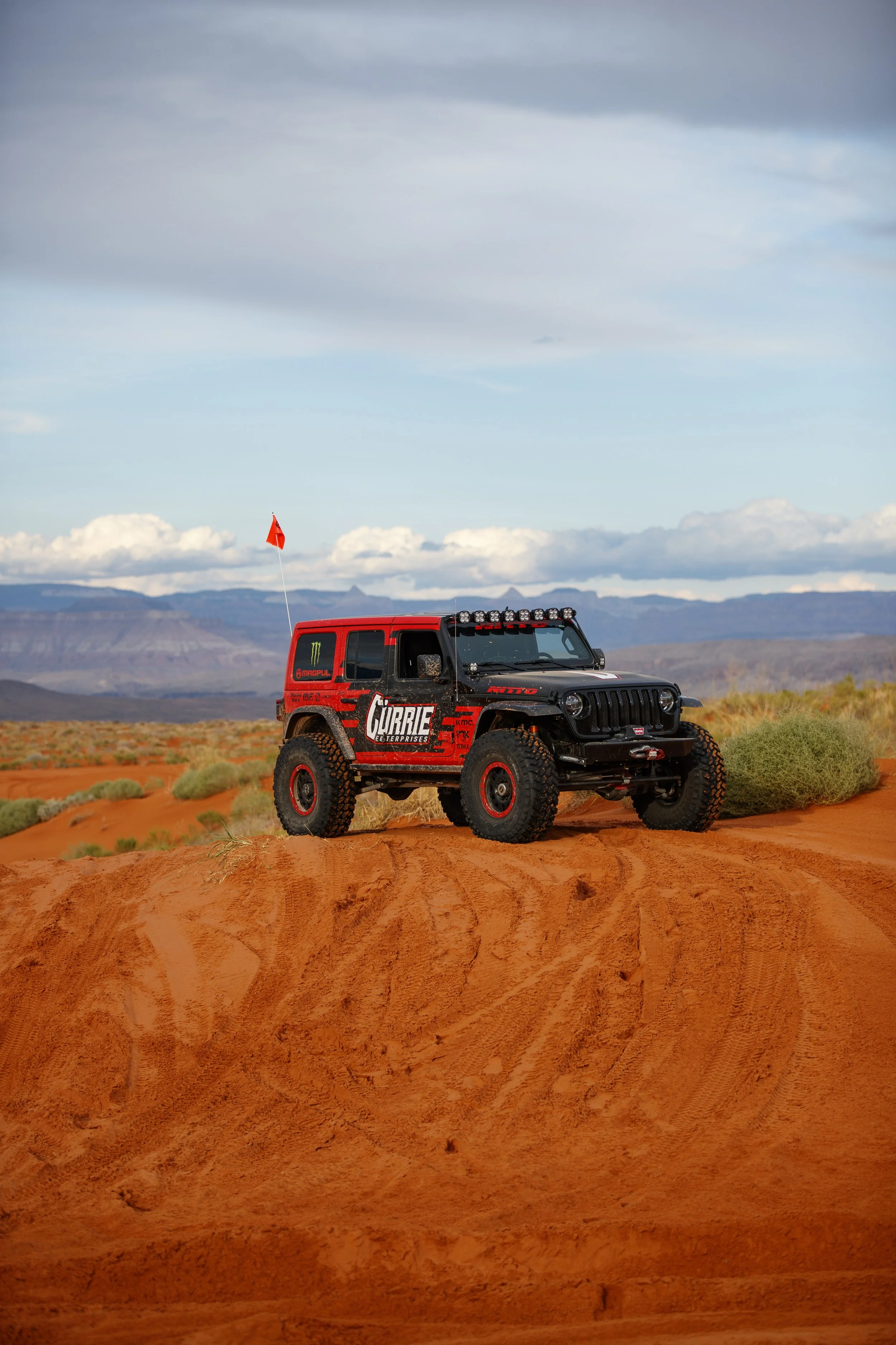 10_6CaseyCurrie_TrailHero_SandHollow_CurrieJeepJL_NoCrop_001.jpg