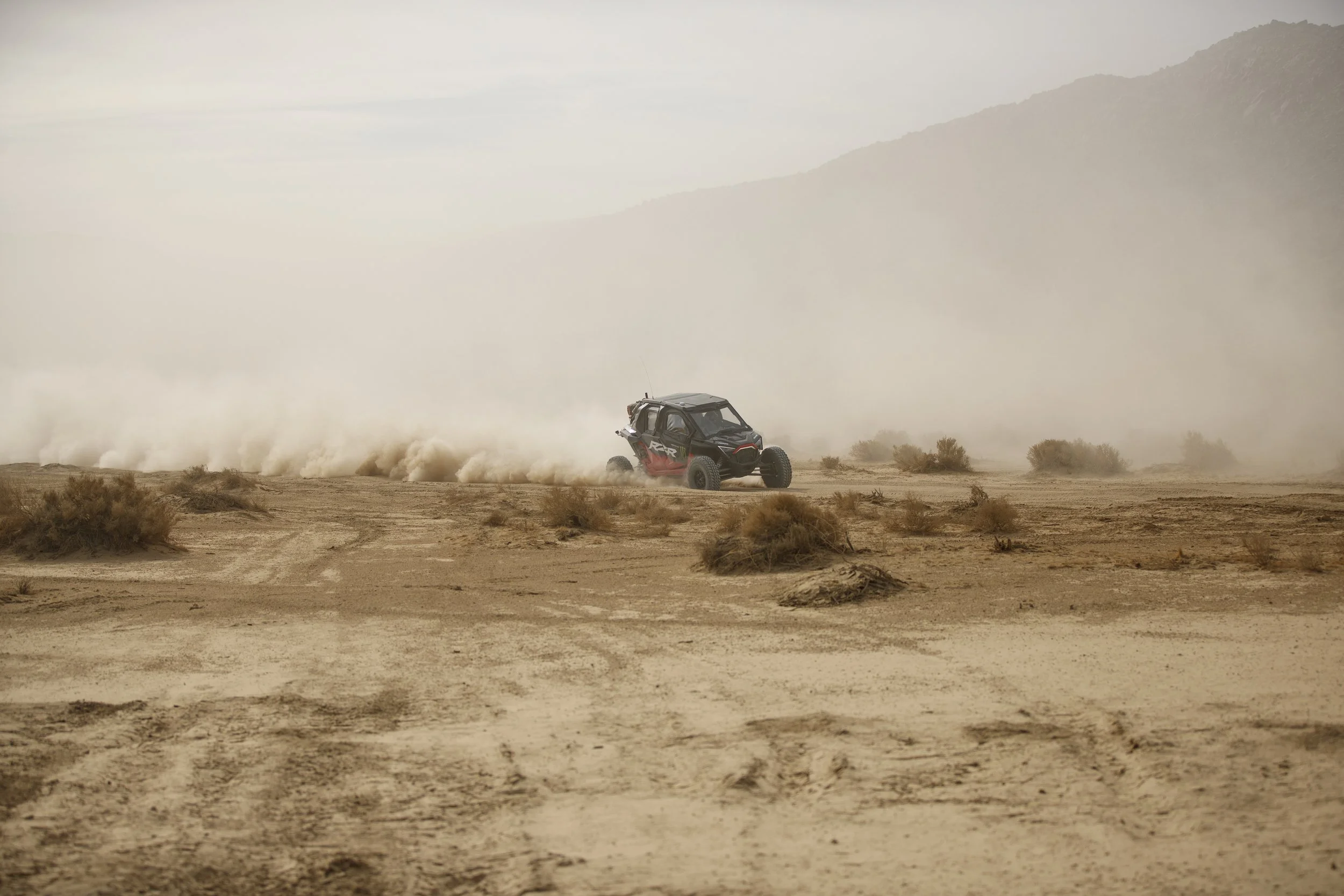 1_28_CaseyCurrie_KingOfHammers_JohnsonValley_Day1_PreRunning_NoCrop_016.jpg