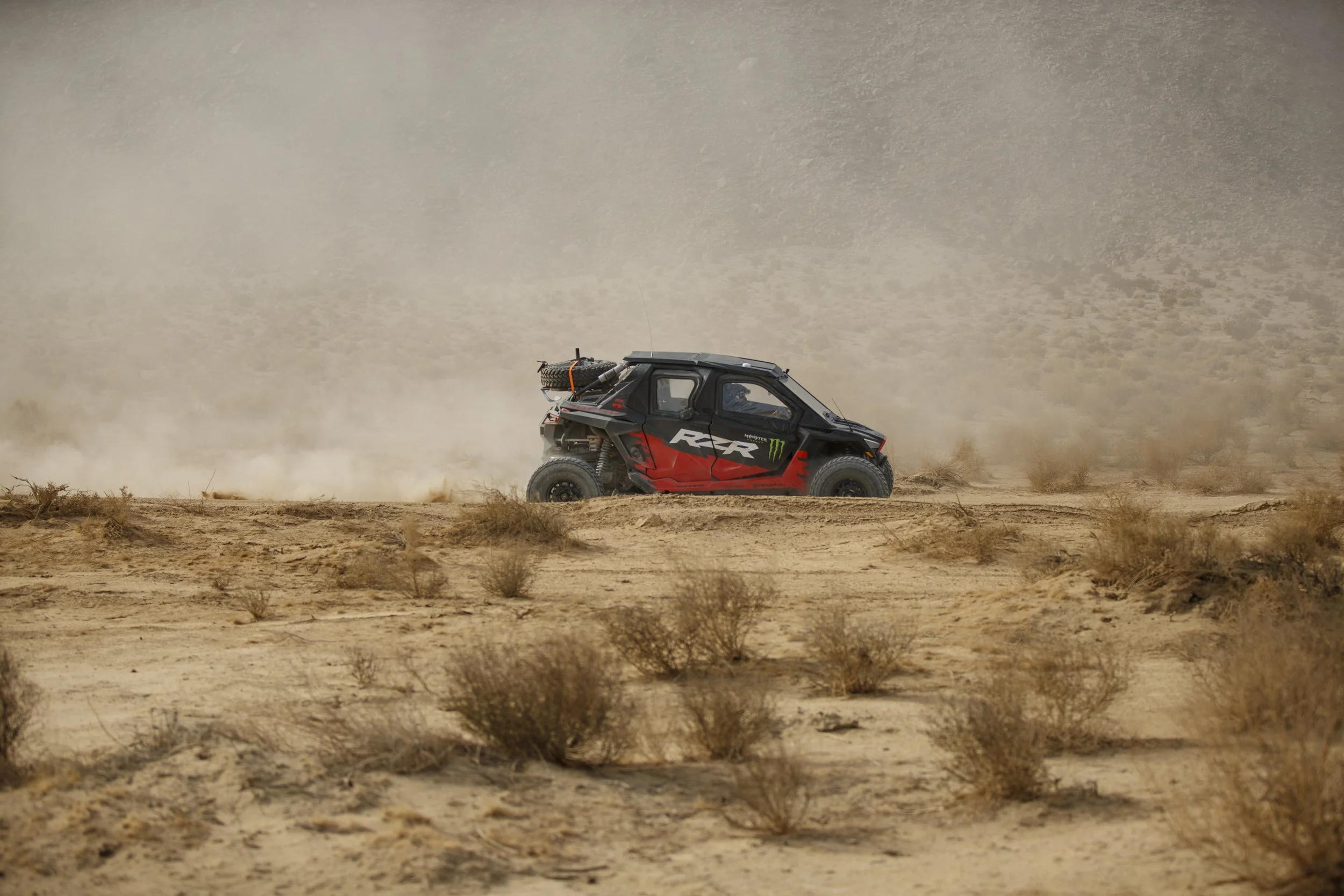 1_28_CaseyCurrie_KingOfHammers_JohnsonValley_Day1_PreRunning_NoCrop_017.jpg