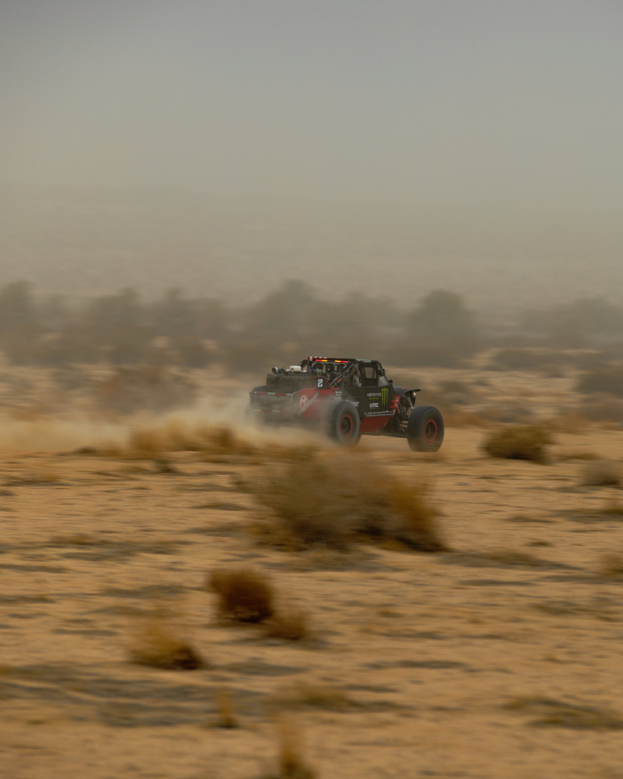 1_29_CaseyCurrie_KingOfHammers_JohnsonValley_Day3_Shakedown_TrophyJeep_NoCrop_007.jpg