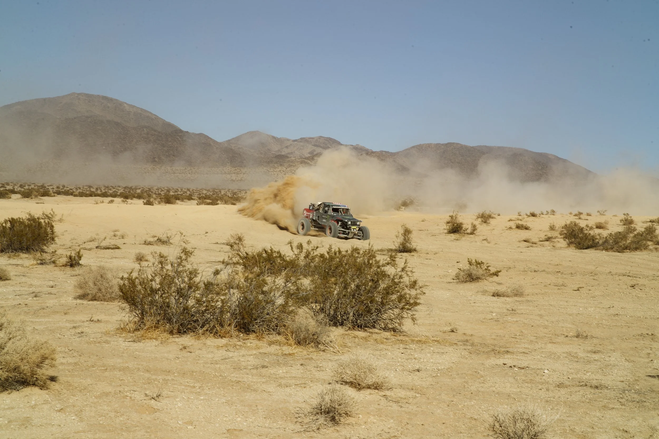1_30_CaseyCurrie_KingOfHammers_JohnsonValley_Day4_DesertRace_TrophyJeep_NoCrop_009.jpg