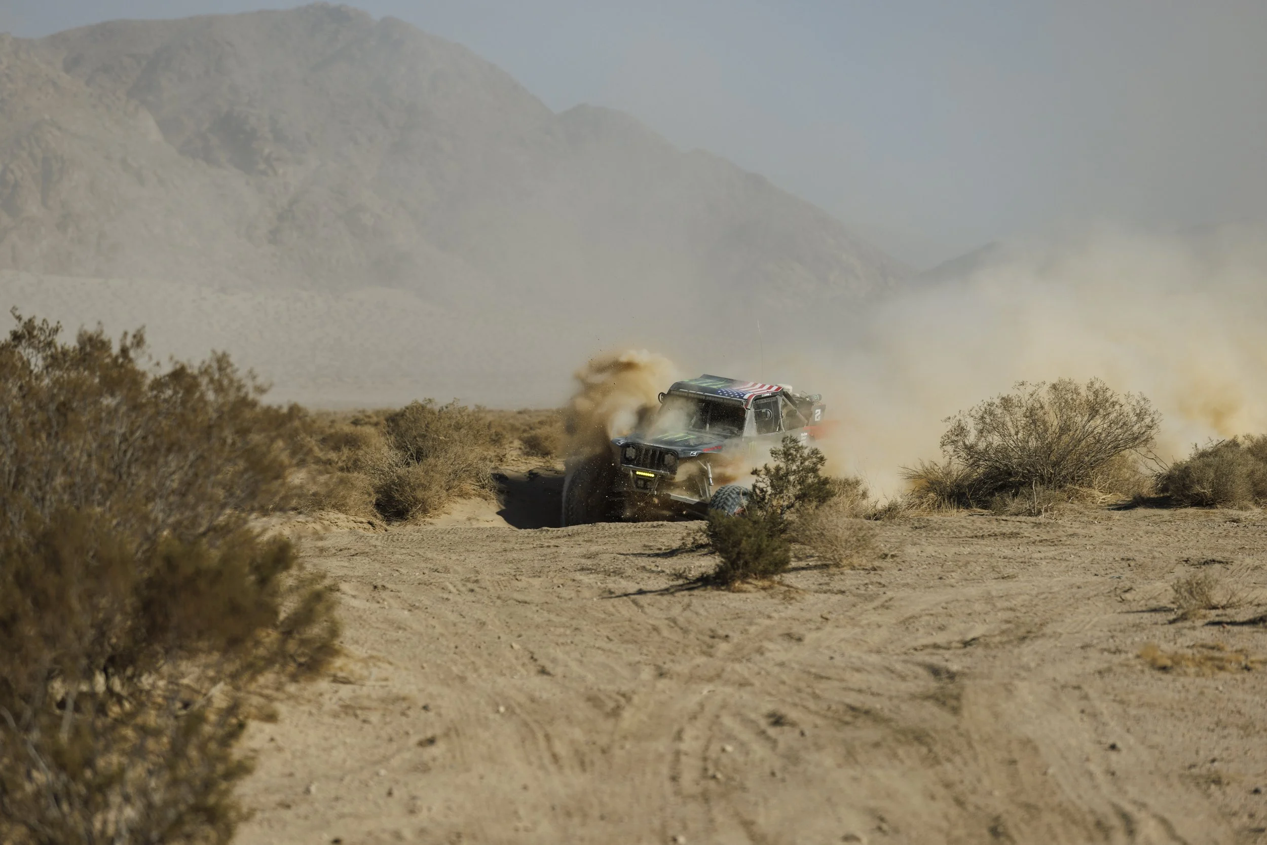 1_30_CaseyCurrie_KingOfHammers_JohnsonValley_Day4_DesertRace_TrophyJeep_NoCrop_018.jpg