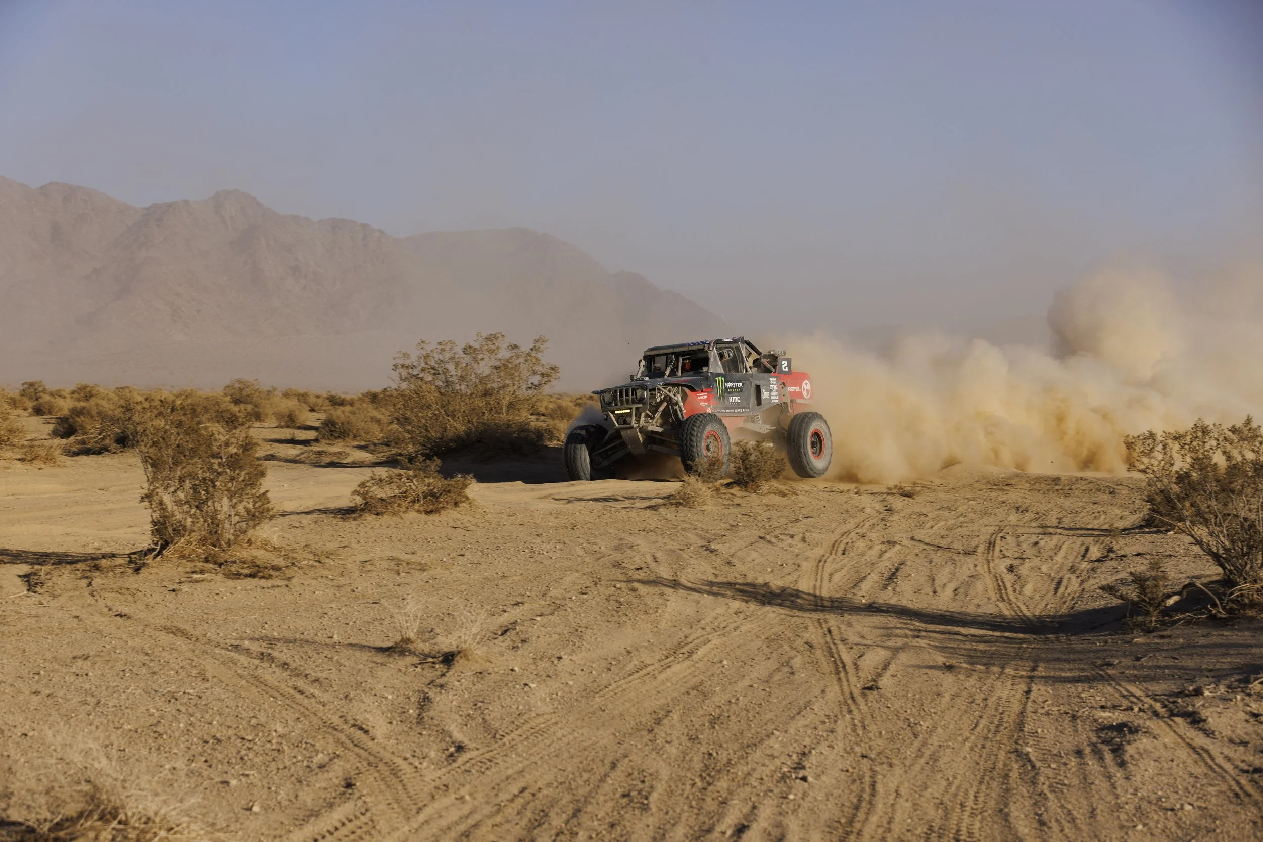 1_30_CaseyCurrie_KingOfHammers_JohnsonValley_Day4_DesertRace_TrophyJeep_NoCrop_020.jpg