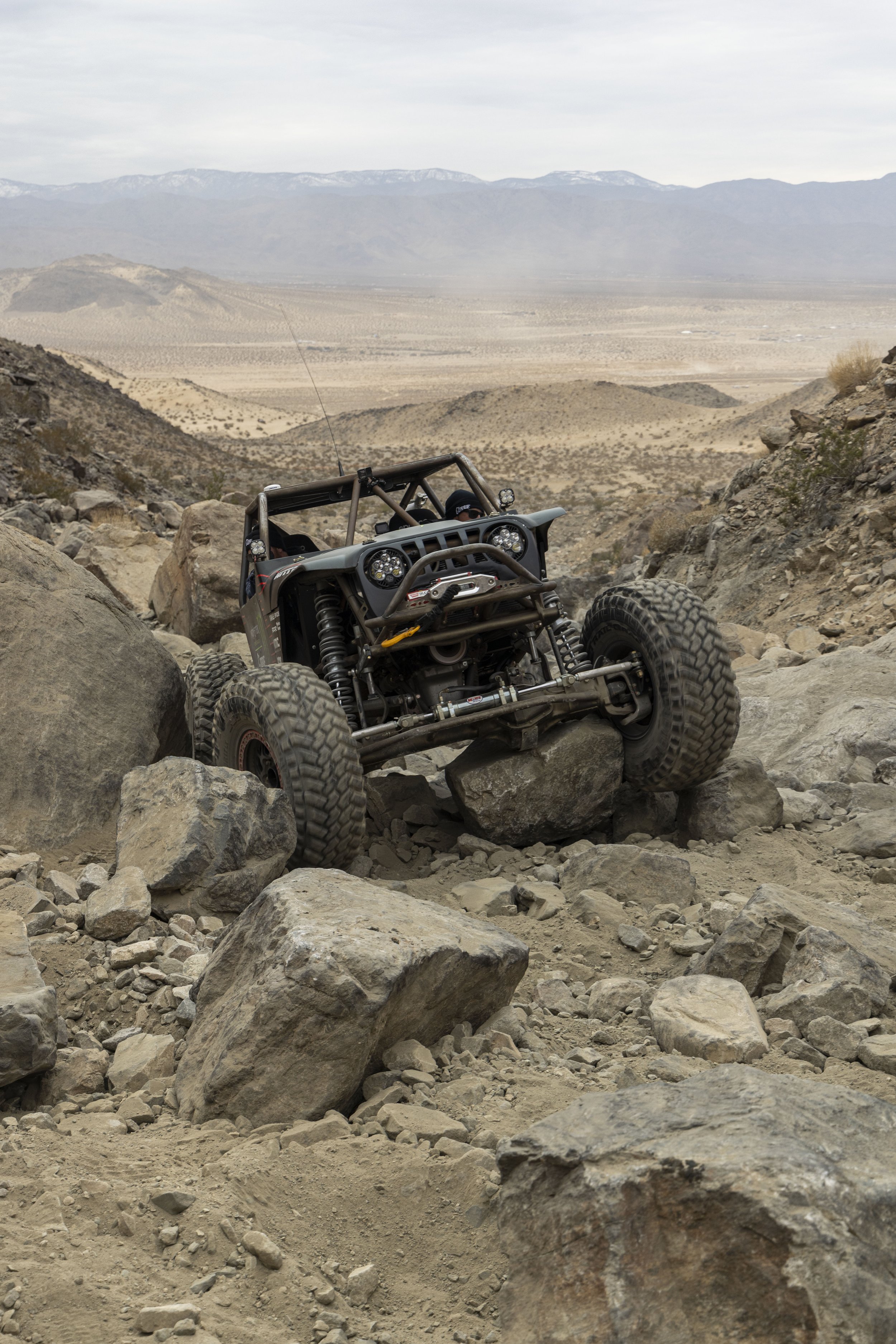 2_1_CaseyCurrie_KingOfHammers_JohnsonValley_Day6_PreRunningRockSections_RockBuggy_NoCrop_002.jpg