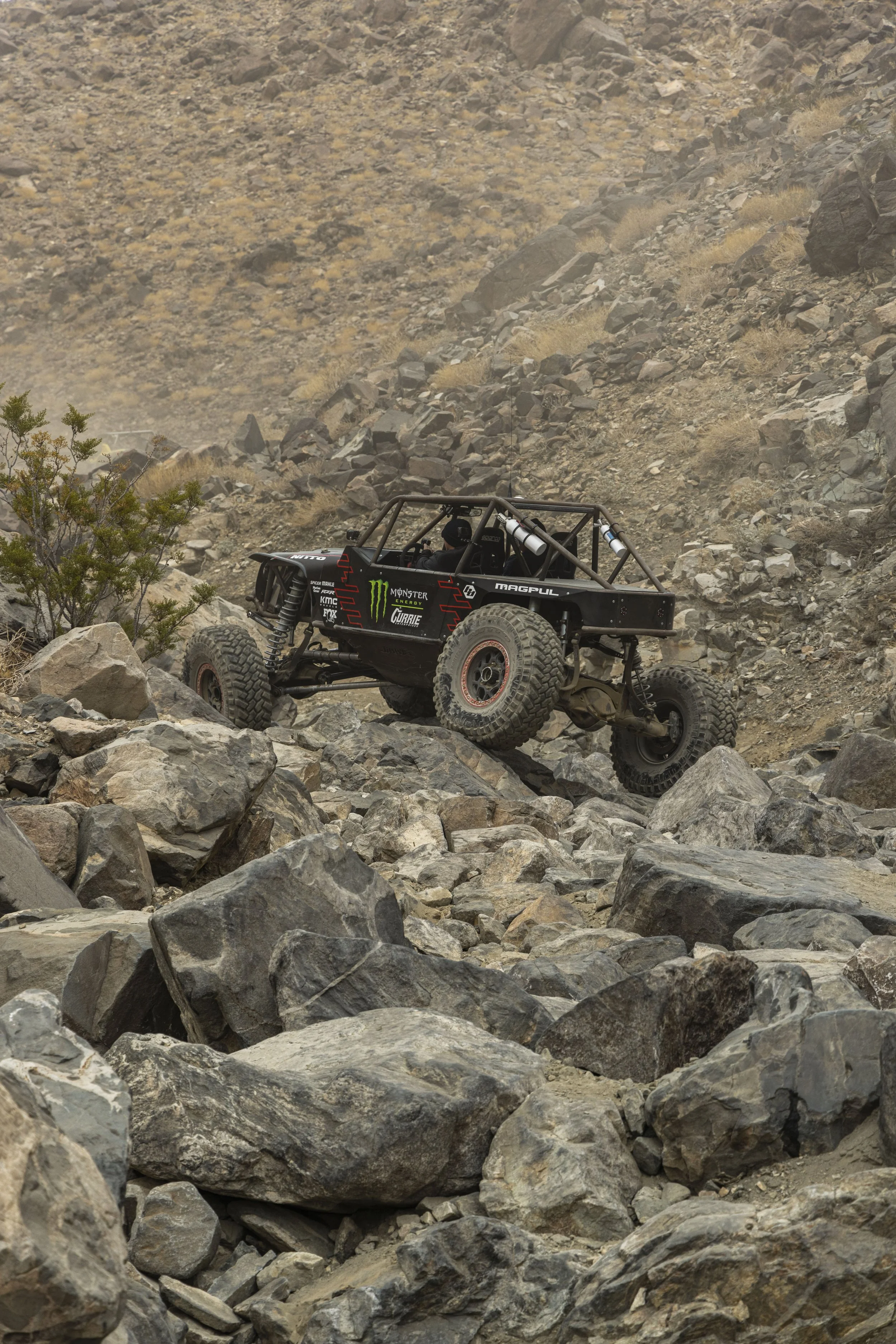 2_1_CaseyCurrie_KingOfHammers_JohnsonValley_Day6_PreRunningRockSections_RockBuggy_NoCrop_004.jpg