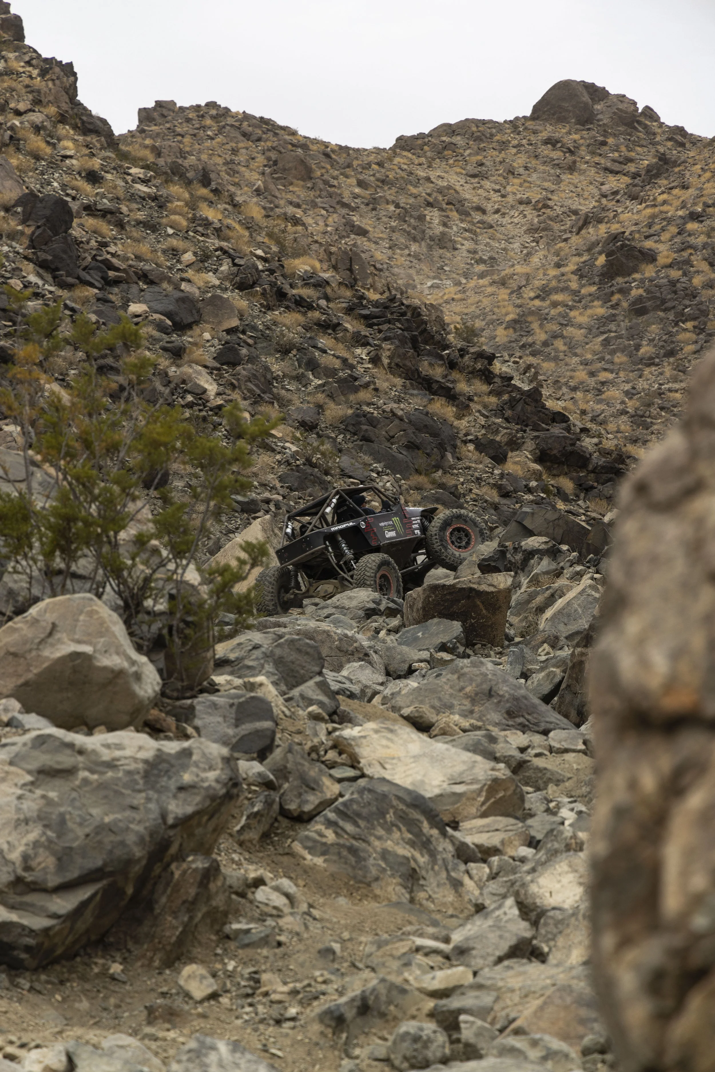 2_1_CaseyCurrie_KingOfHammers_JohnsonValley_Day6_PreRunningRockSections_RockBuggy_NoCrop_005.jpg