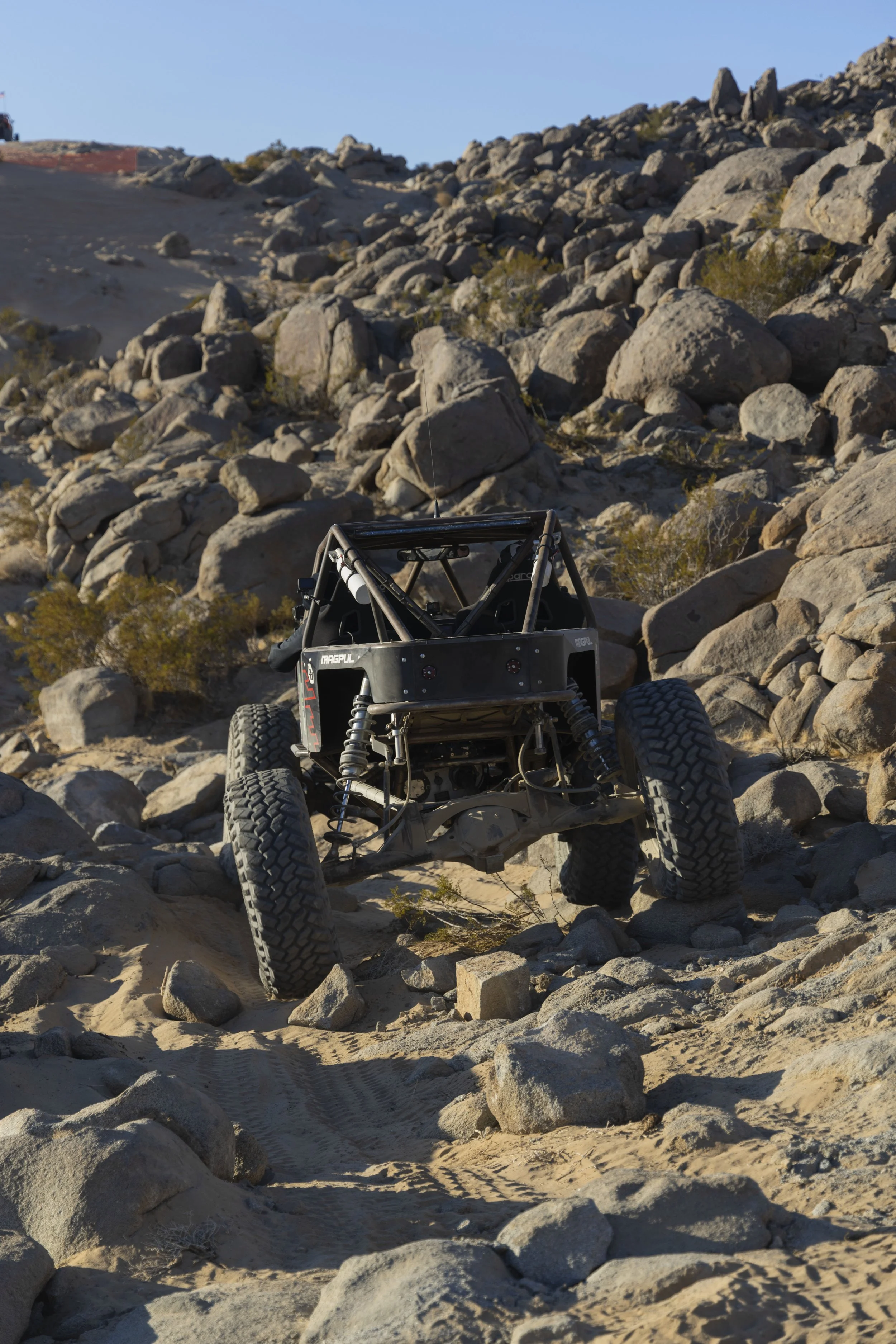 2_1_CaseyCurrie_KingOfHammers_JohnsonValley_Day6_PreRunningRockSections_RockBuggy_NoCrop_010.jpg